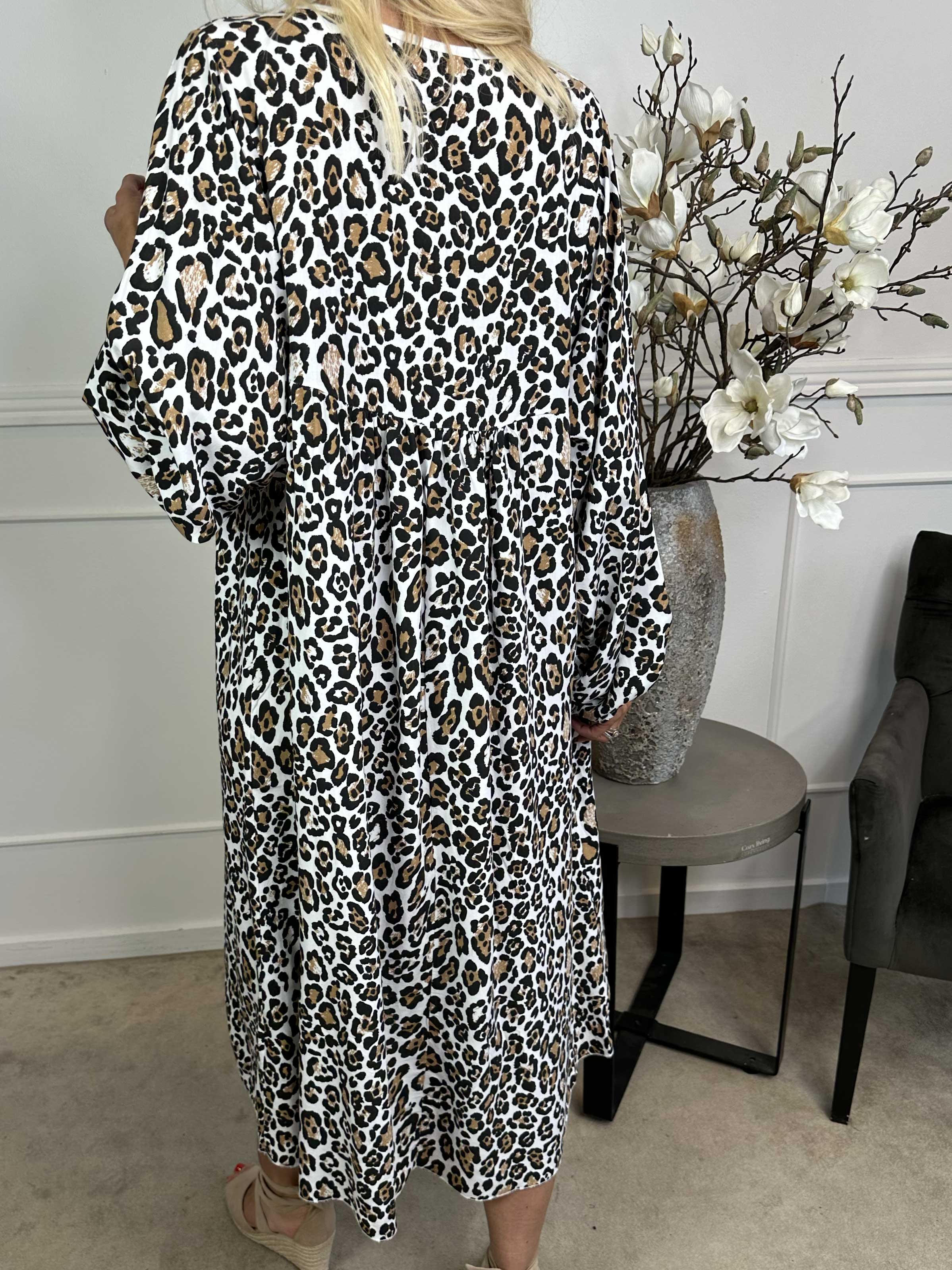 Rebecca - Lang tunikakjole i leopardprint