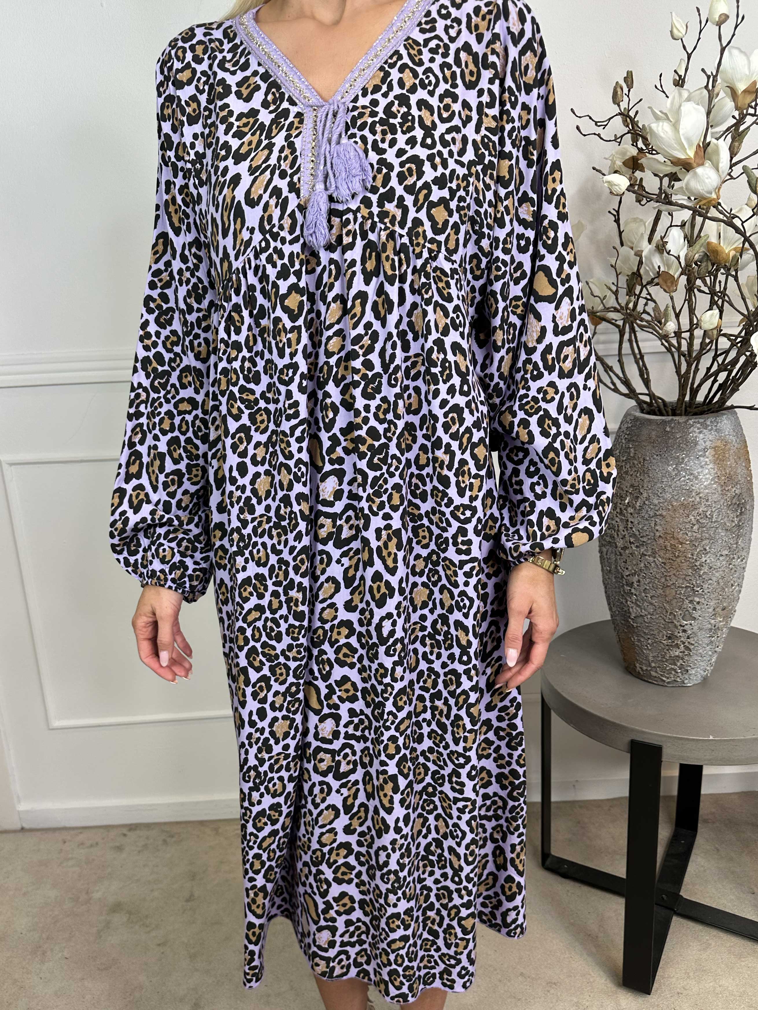 Rebecca - Lang tunikakjole i leopardprint
