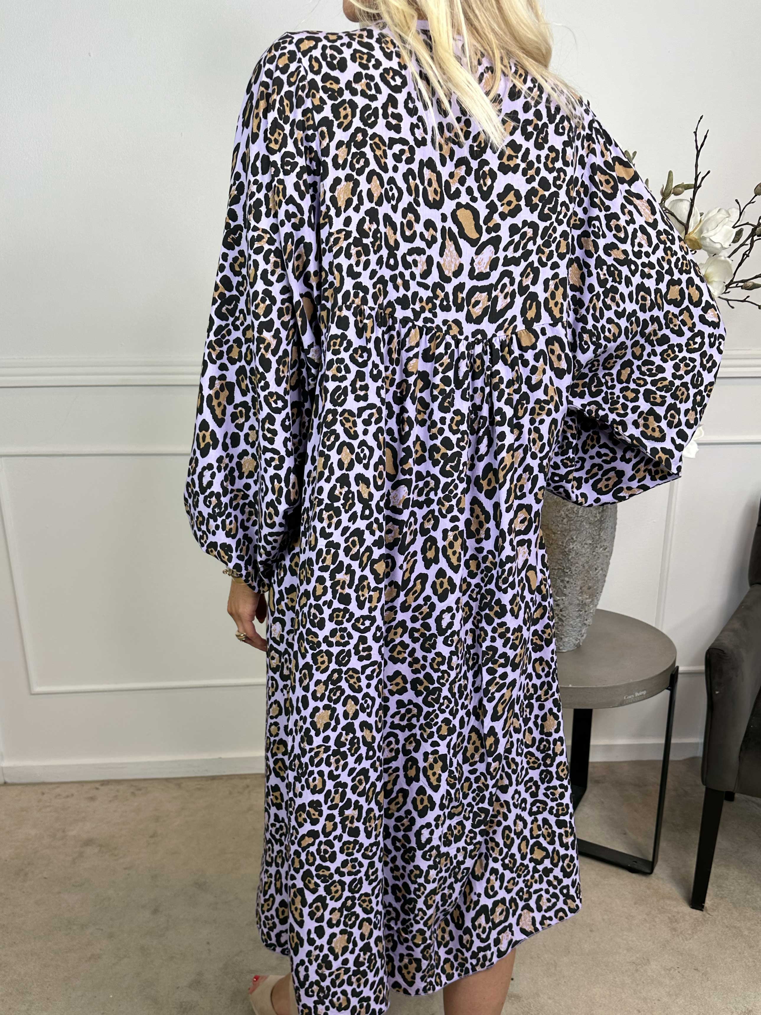 Rebecca - Lang tunikakjole i leopardprint