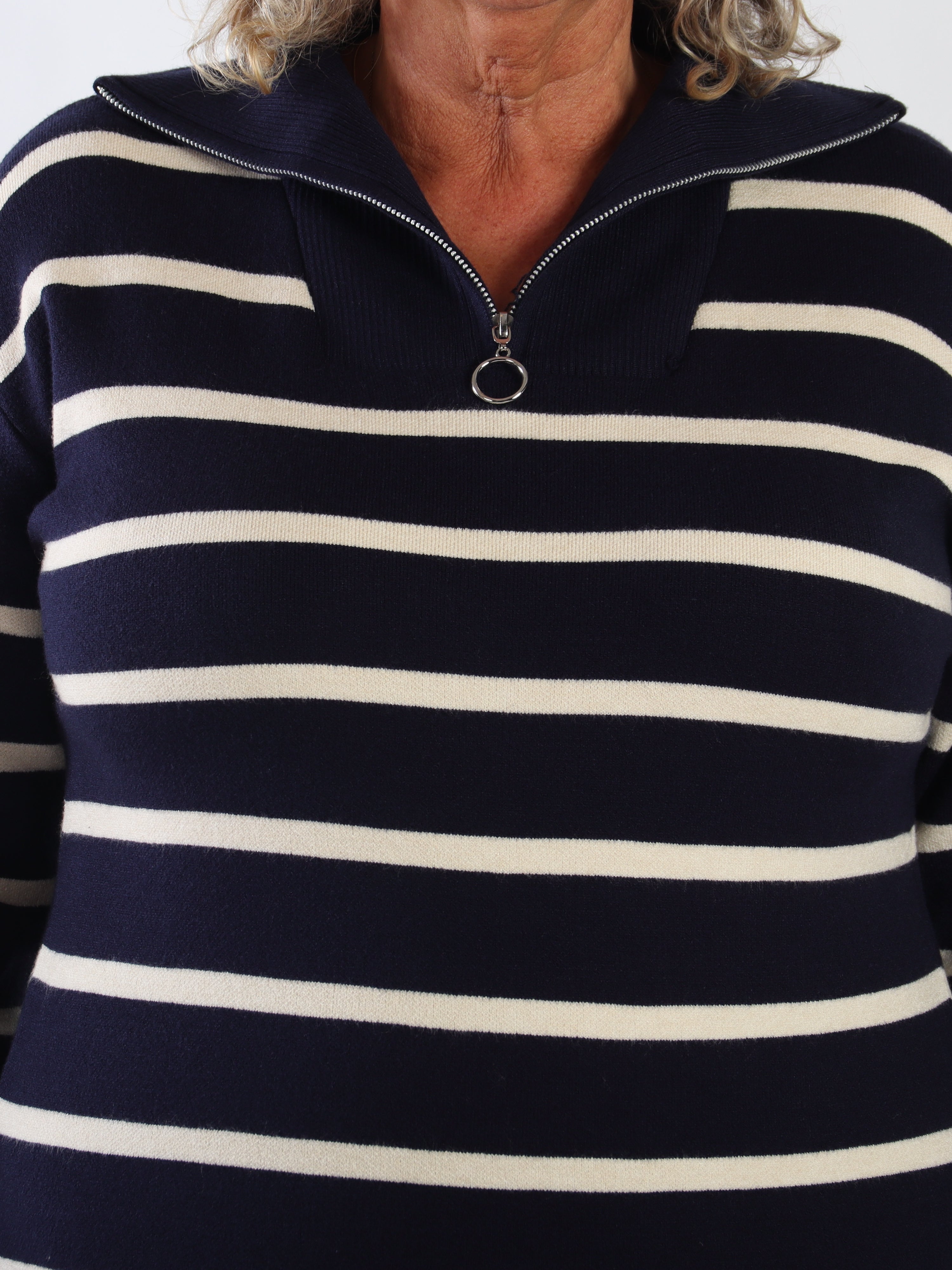 Saimine - Plus size strikkjole med striber, blød kvalitet og stretch samt lynlås i udskæringen