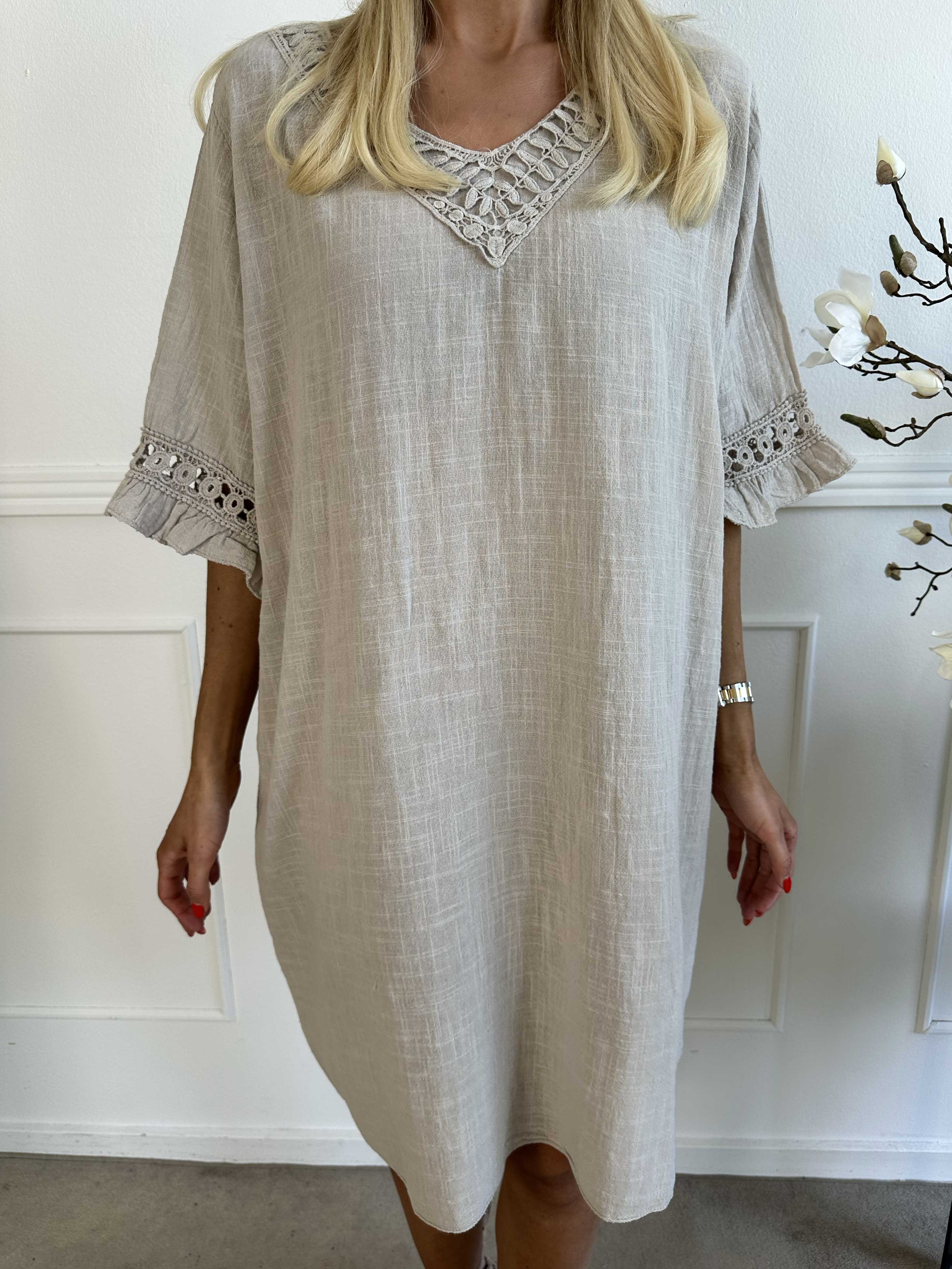 Siri - Bomuldskjole i hørlignende stof med broderinger