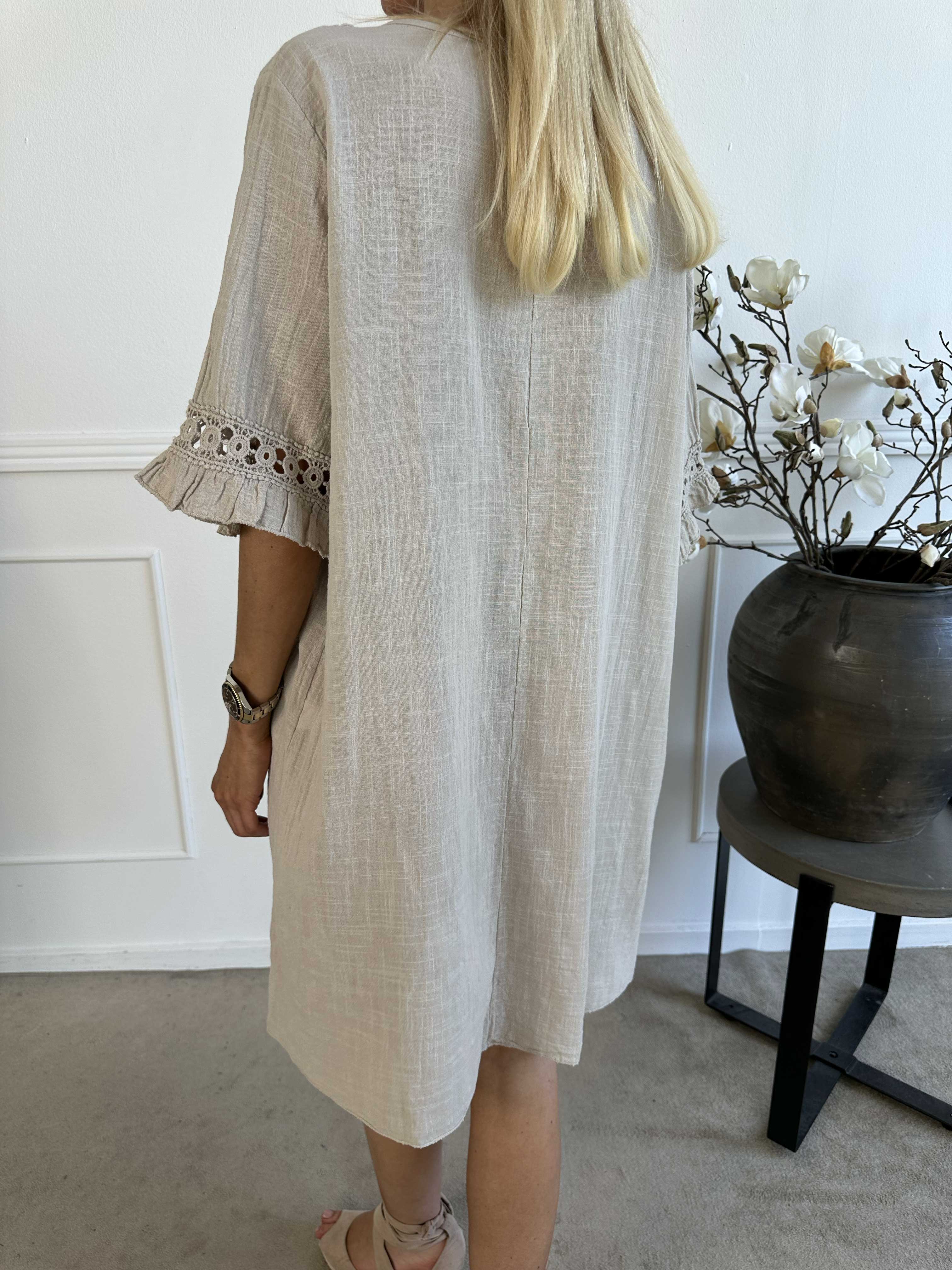 Siri - Bomuldskjole i hørlignende stof med broderinger