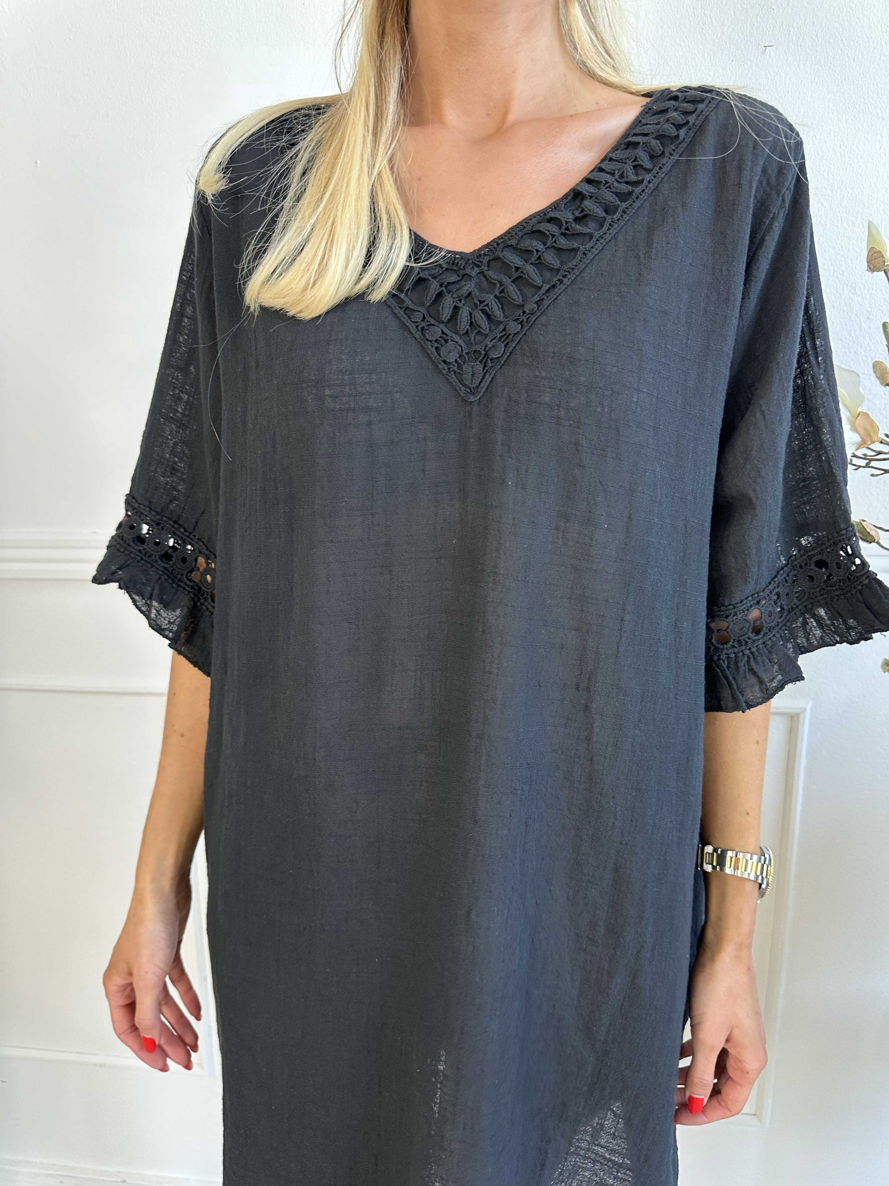 Siri - Bomuldskjole i hørlignende stof med broderinger