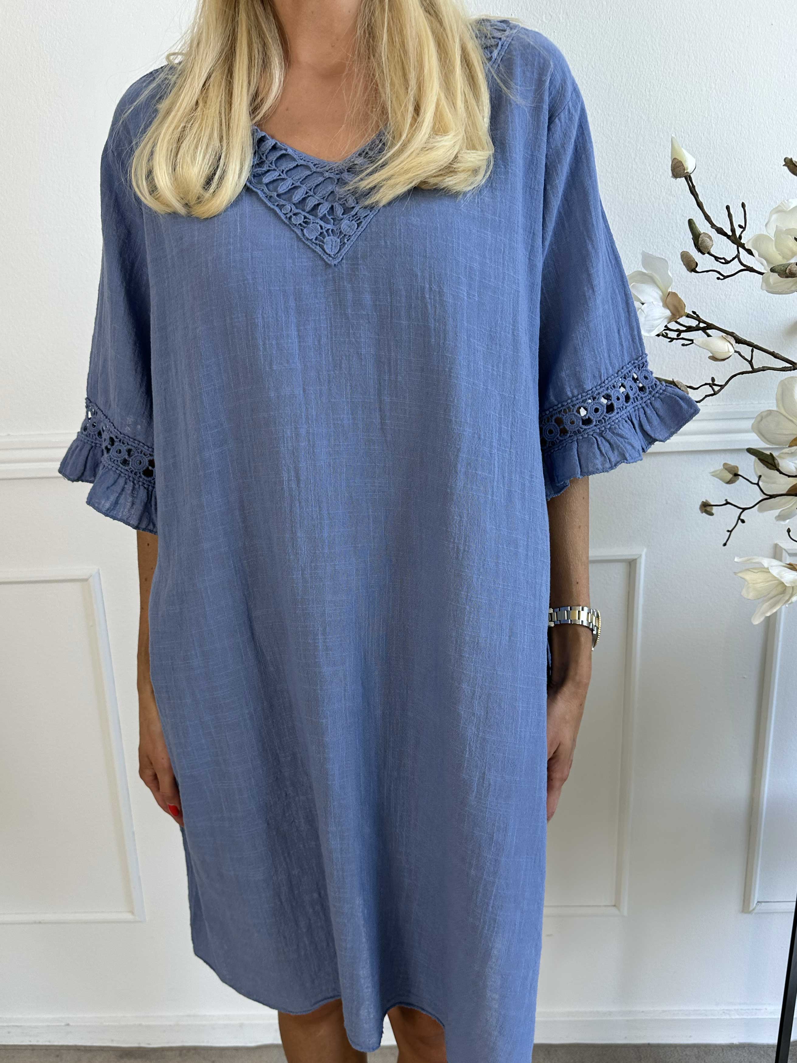 Siri - Bomuldskjole i hørlignende stof med broderinger