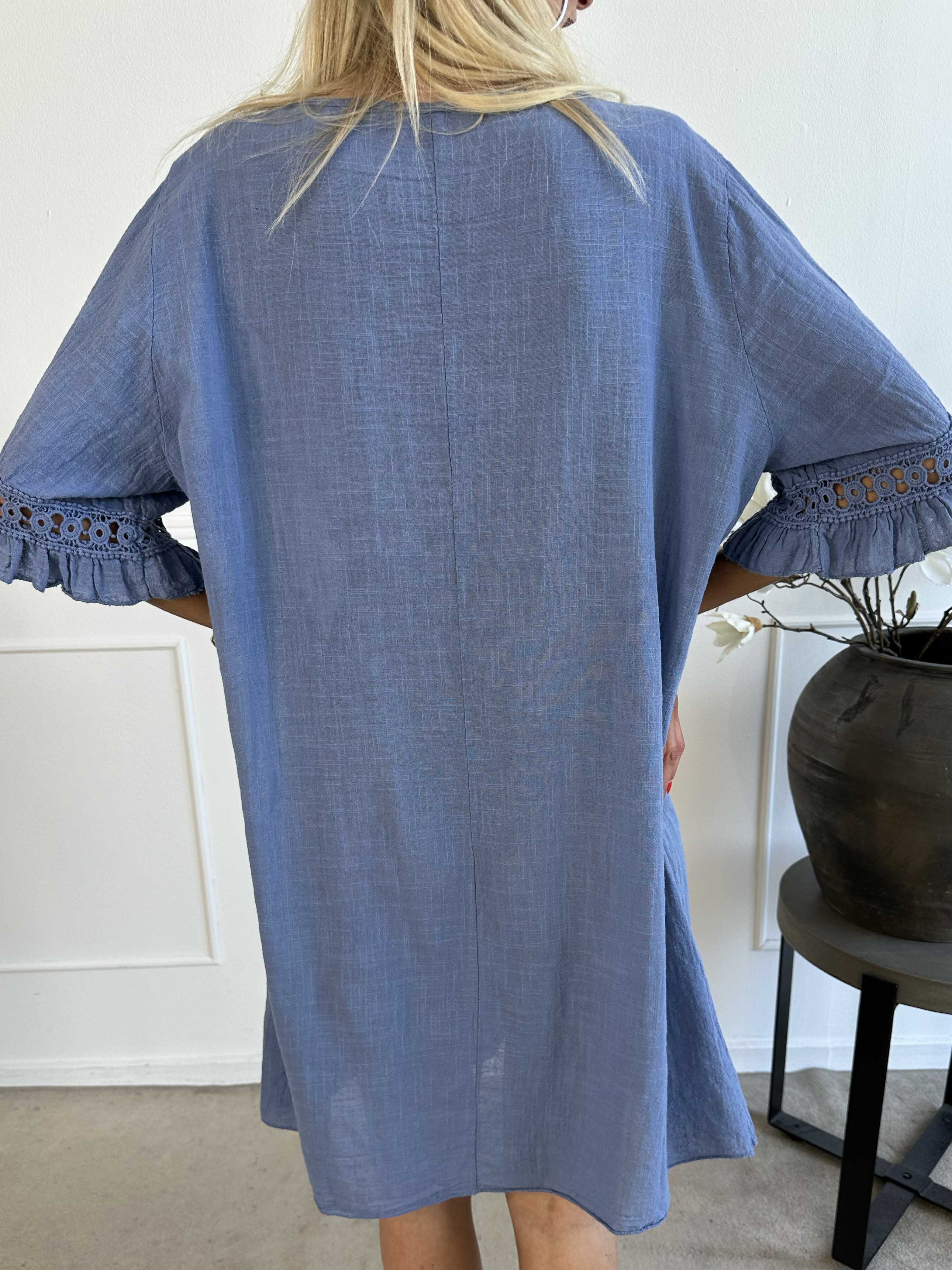 Siri - Bomuldskjole i hørlignende stof med broderinger