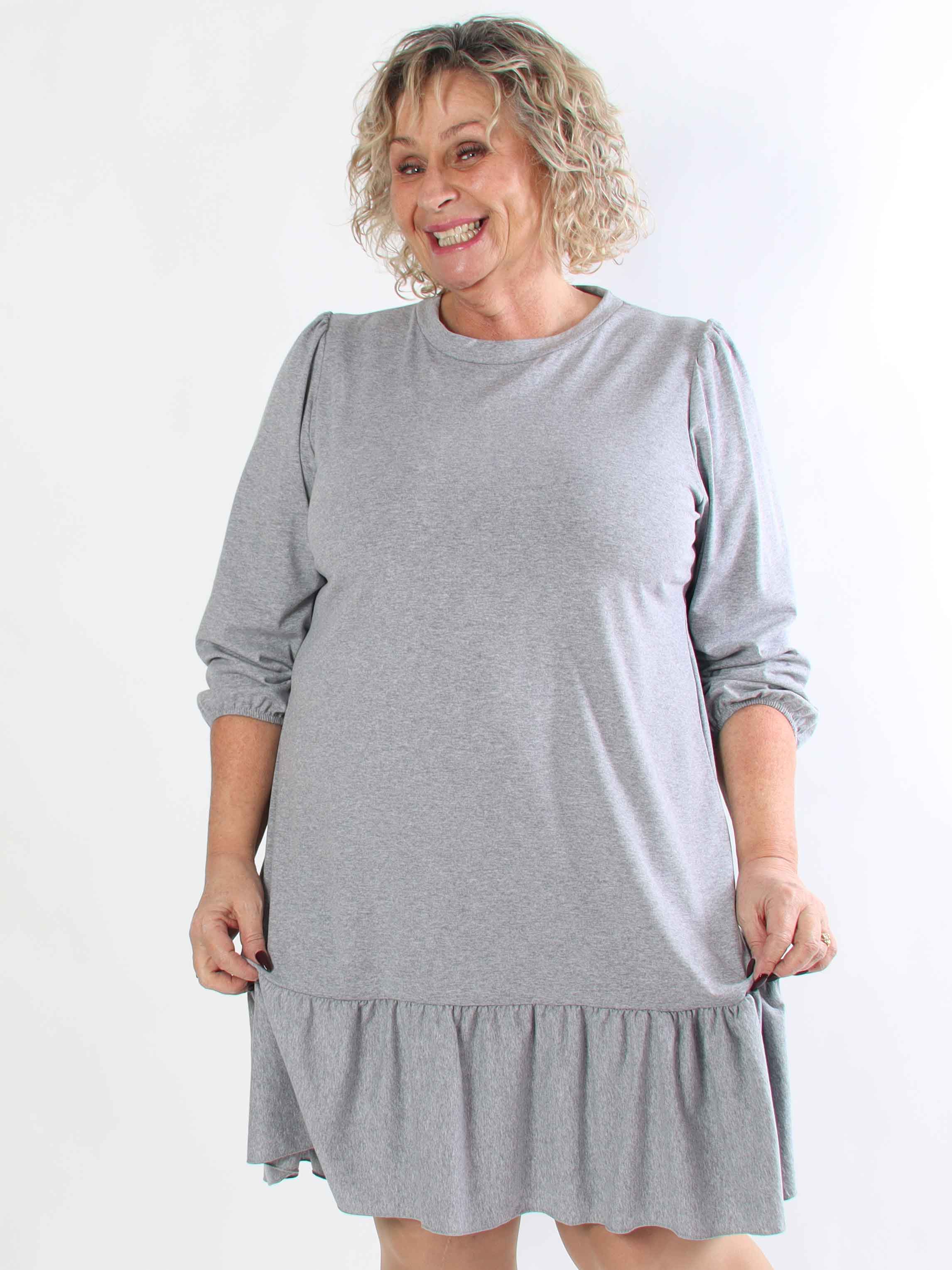 Zafira - Plus size joggingkjole i bomuld med sød flæsekant