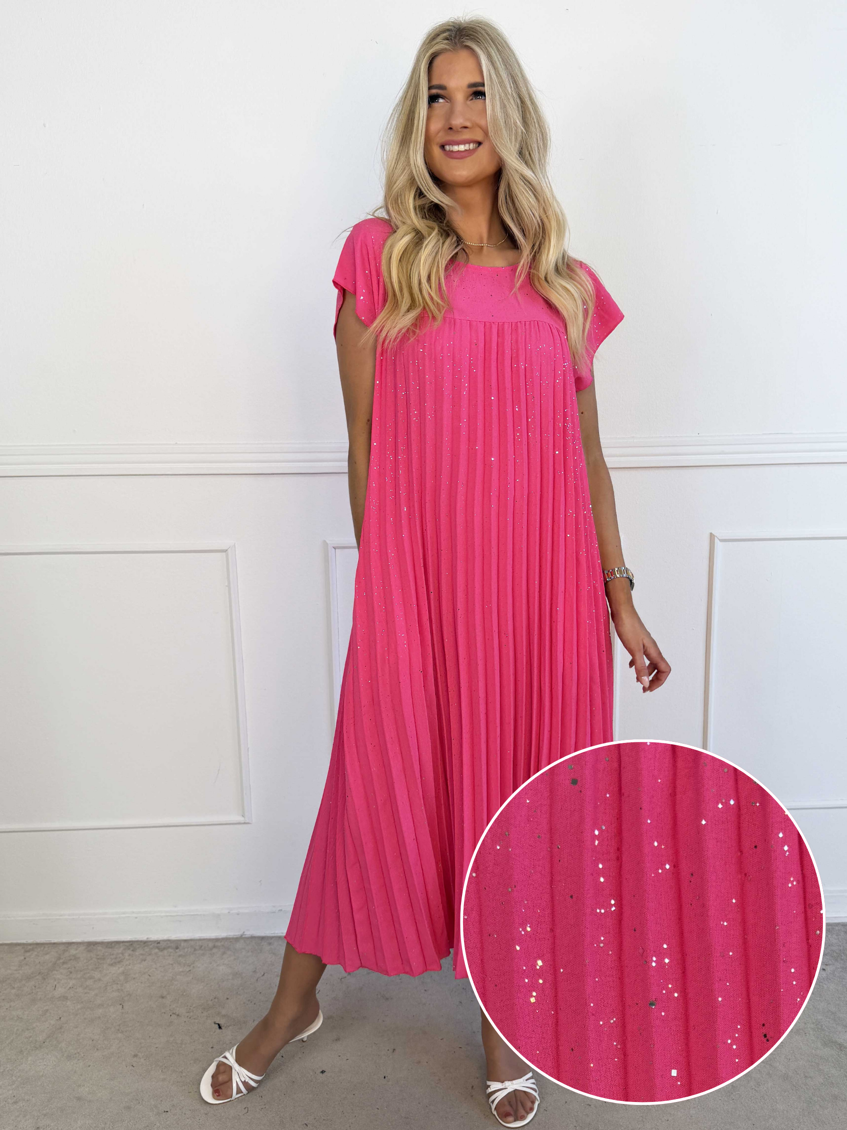 Nancy Glitter - Lang plus size kjole med plisseringer og lommer