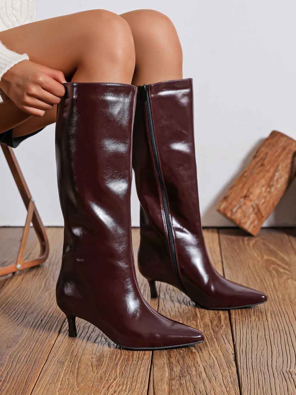 Gretchen - Høj støvle i shiny læderlook med lille hæl