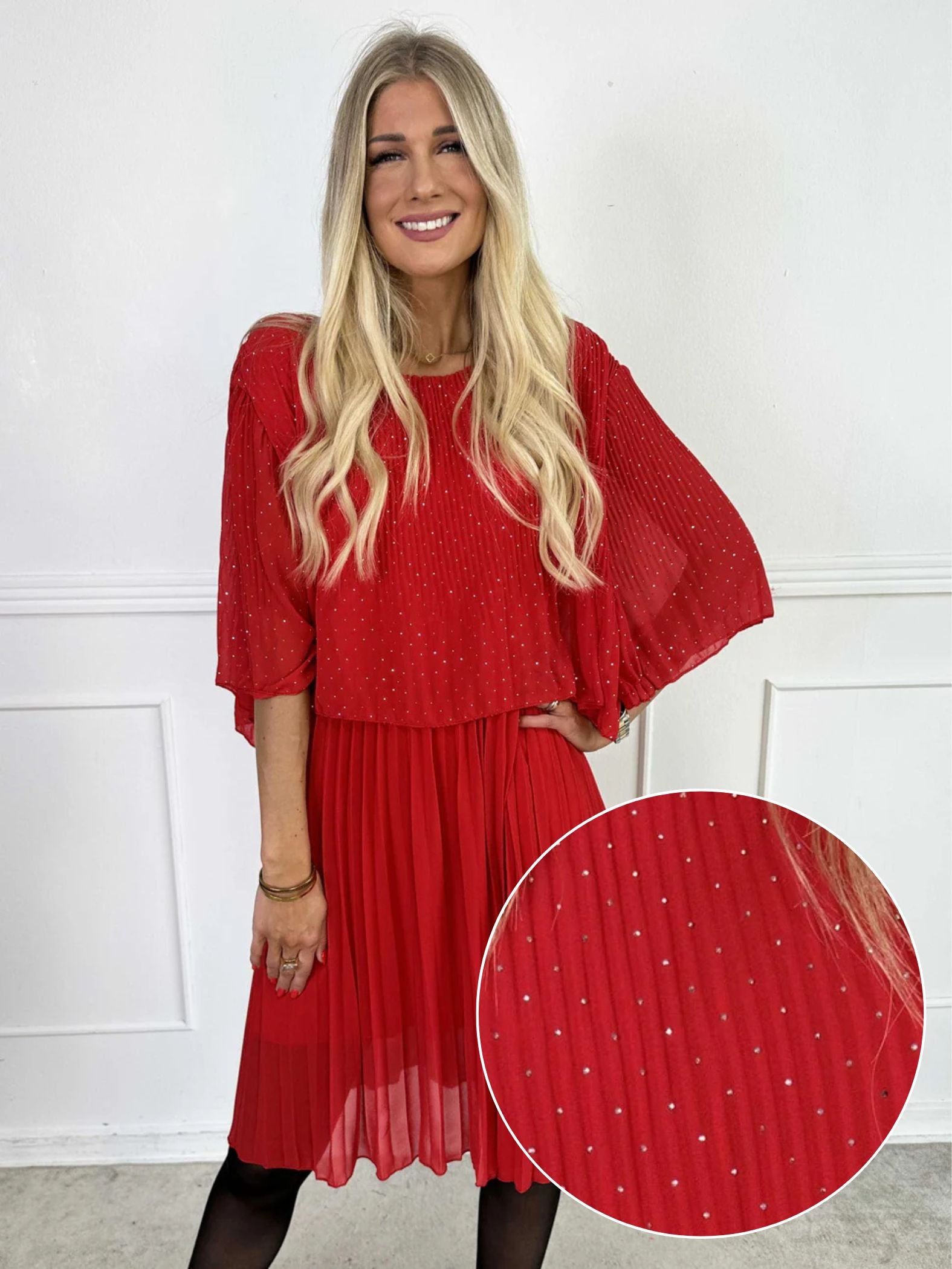 Kristina Crystal - Plisseret kjole i chiffon pyntet med similisten og flæselag