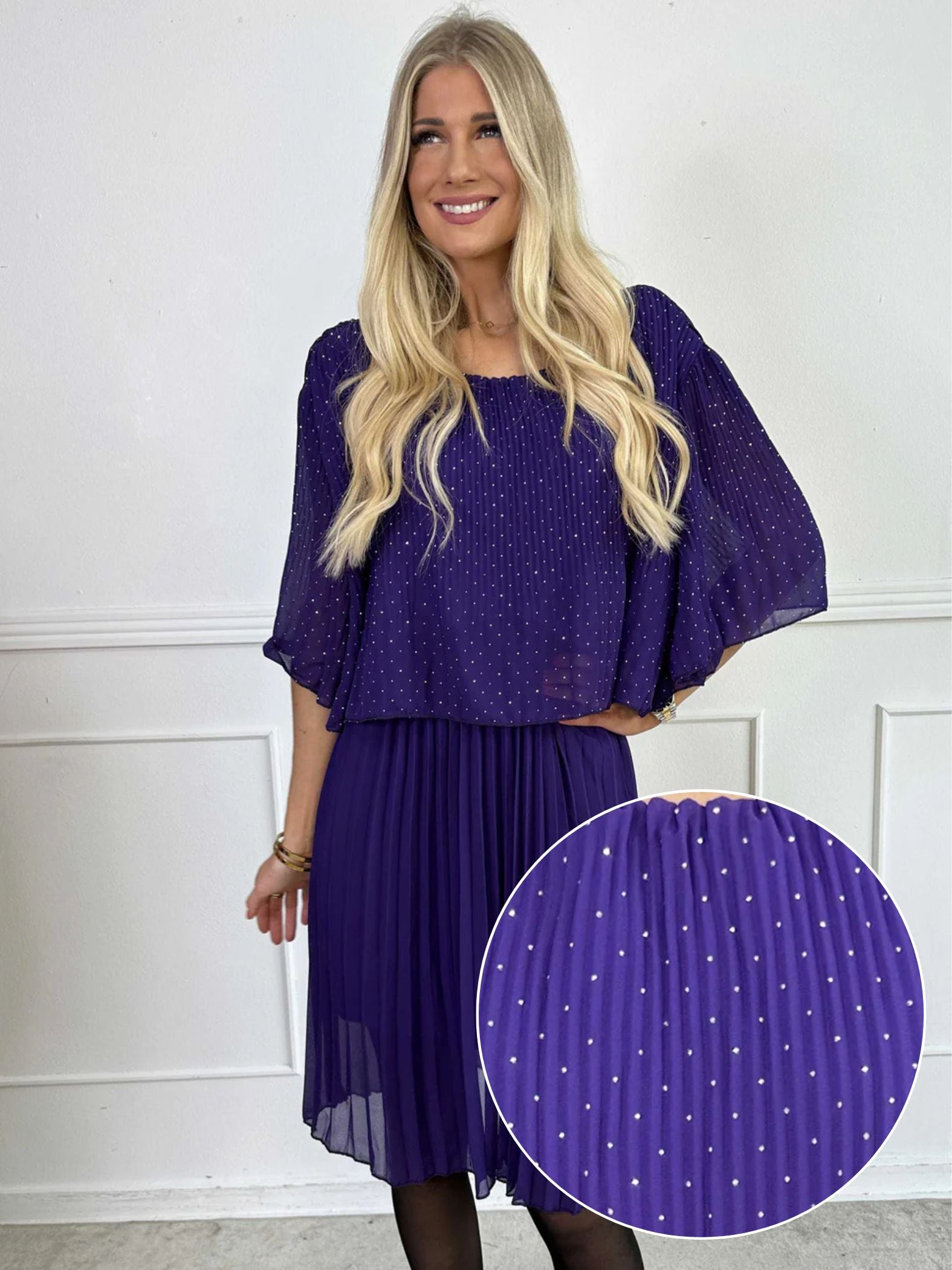 Kristina Crystal - Plisseret kjole i chiffon pyntet med similisten og flæselag