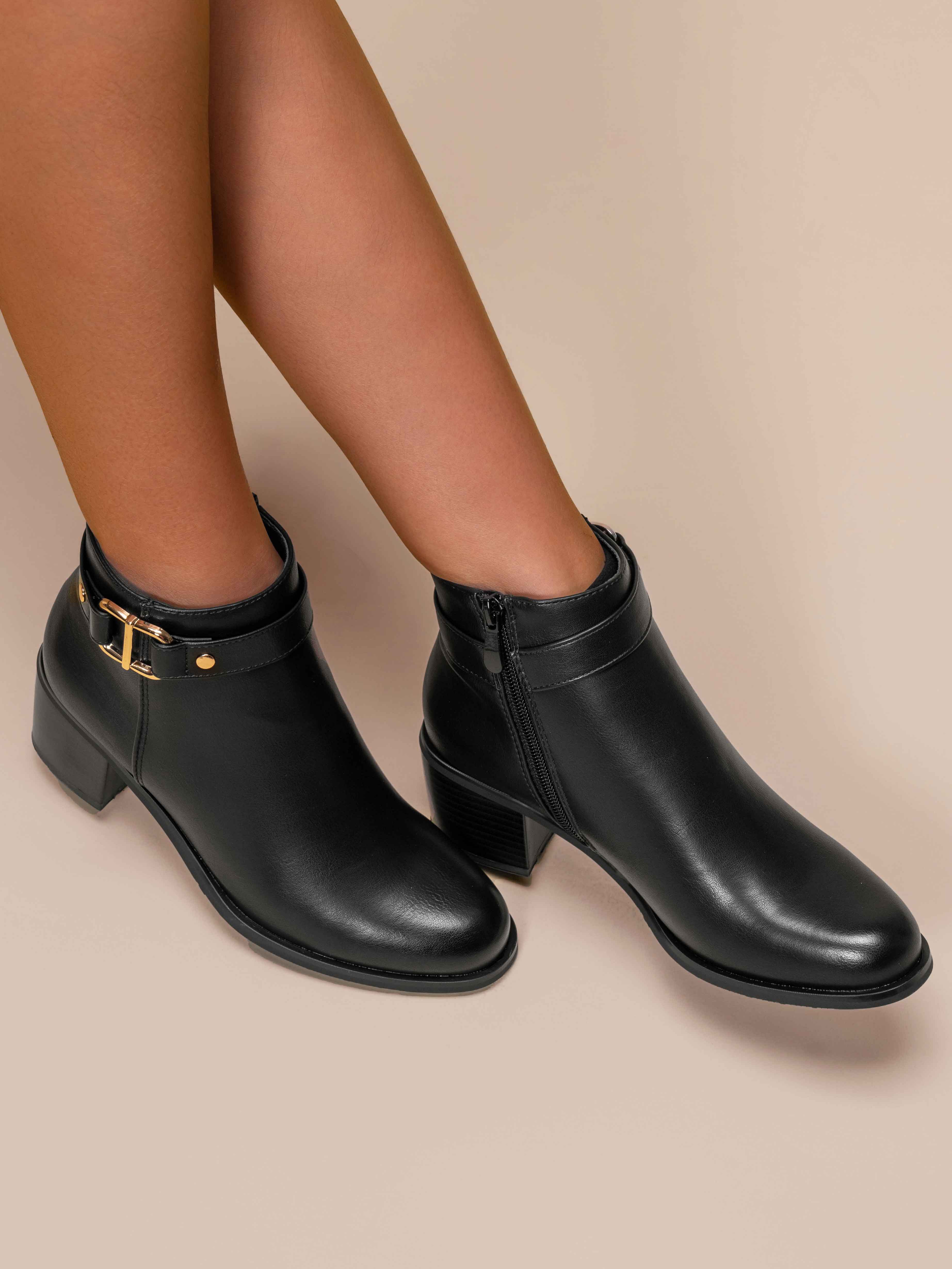 Sunnva - Ankelstøvle med lille hæl og guld spænde