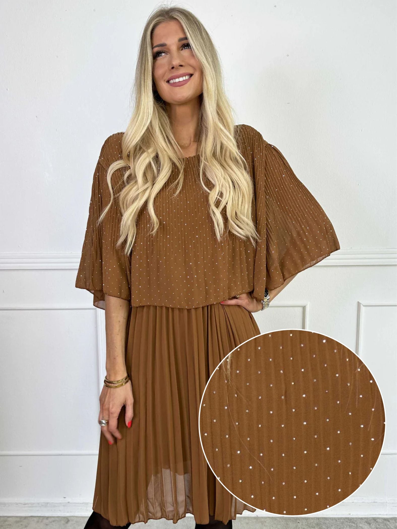 Kristina Crystal - Plisseret kjole i chiffon pyntet med similisten og flæselag