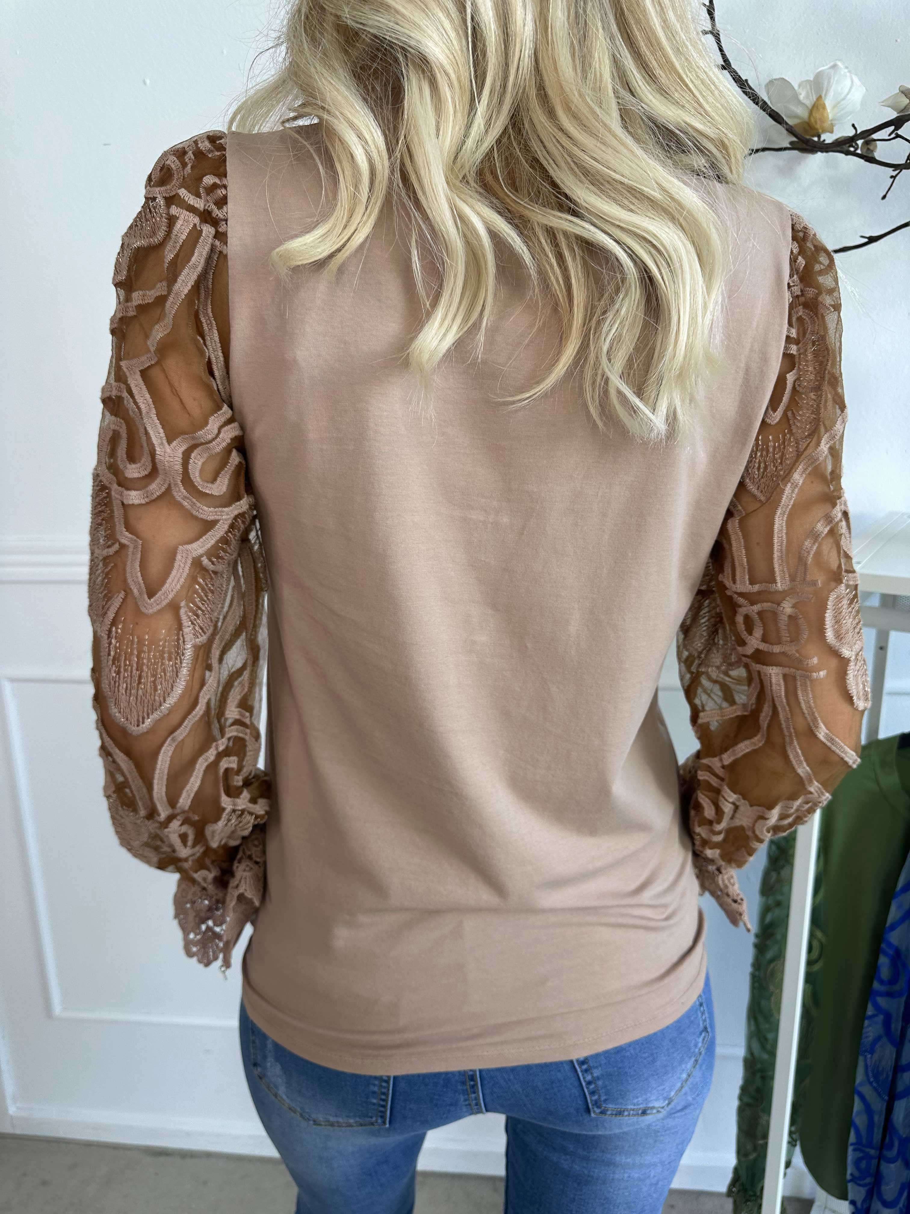 Nadine L/S - Sød bluse med blondeærmer