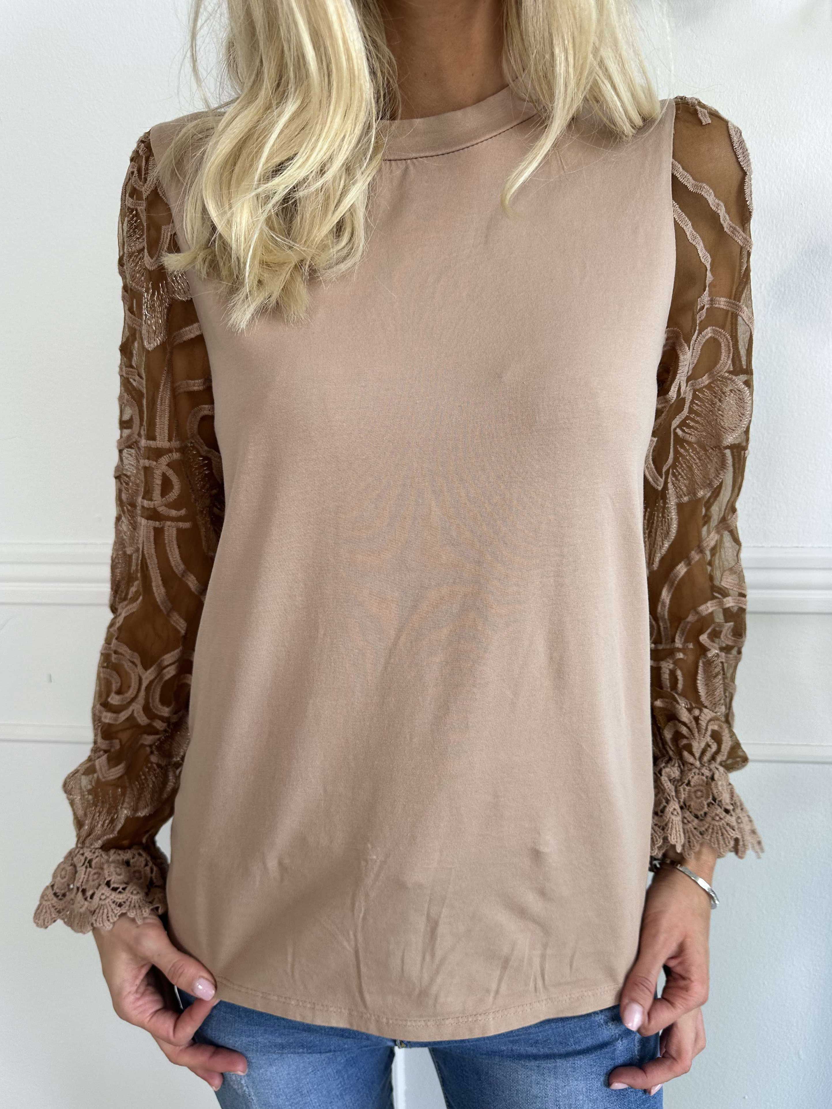 Nadine L/S - Sød bluse med blondeærmer
