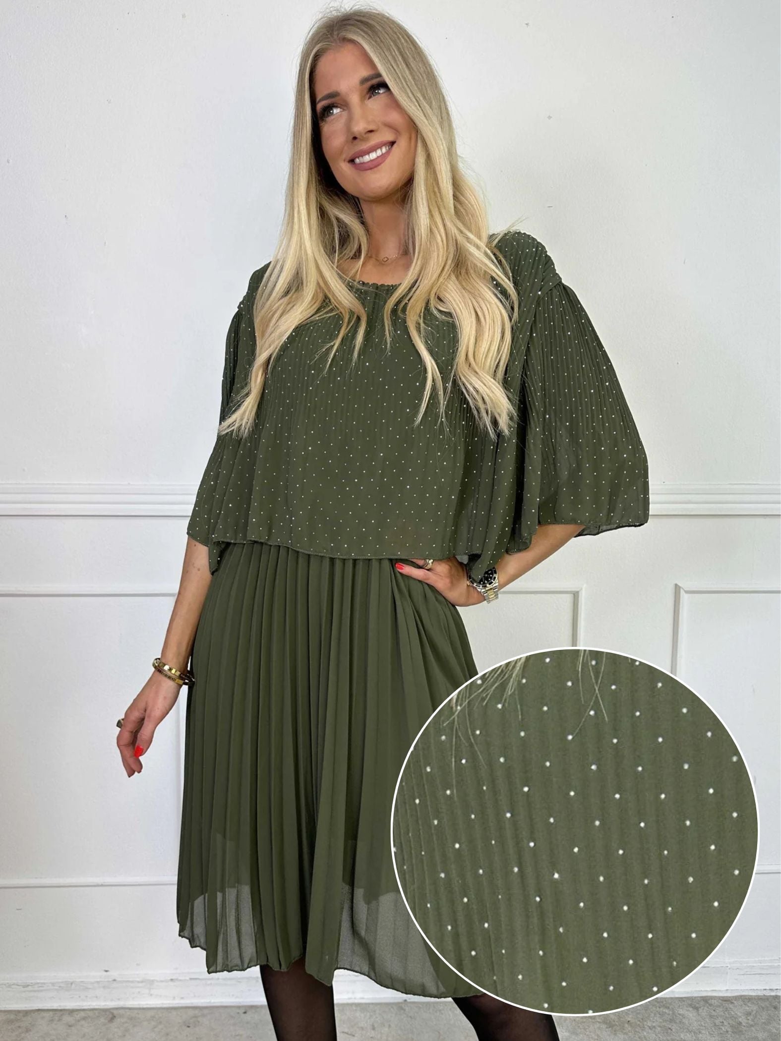 Kristina Crystal - Plisseret kjole i chiffon pyntet med similisten og flæselag