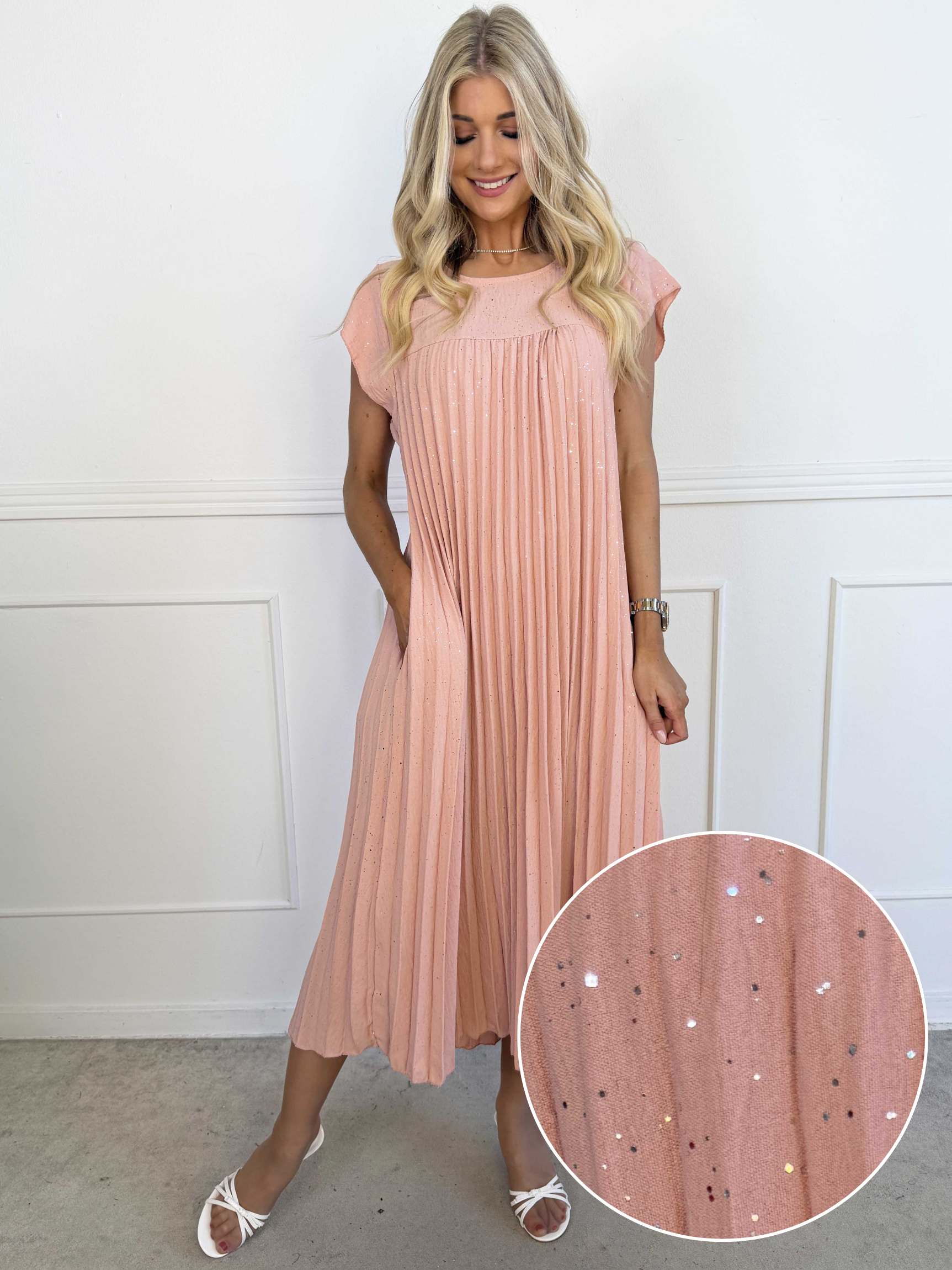 Nancy Glitter - Lang plus size kjole med plisseringer og lommer