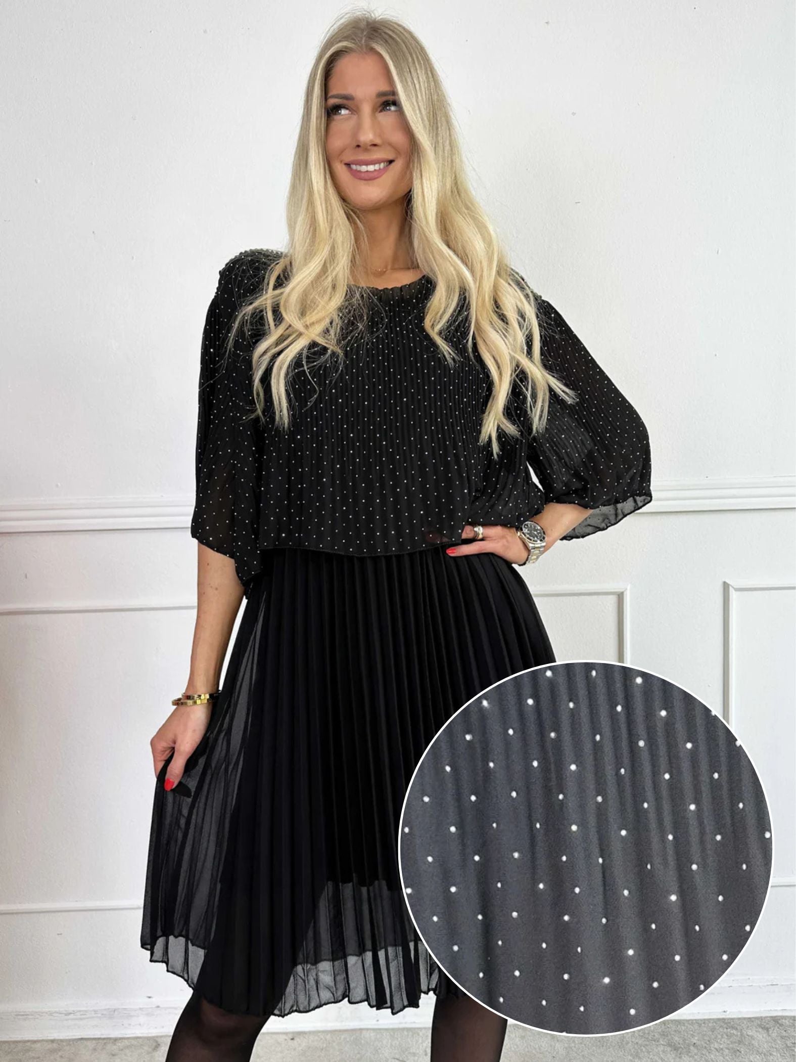 Kristina Crystal - Plisseret kjole i chiffon pyntet med similisten og flæselag