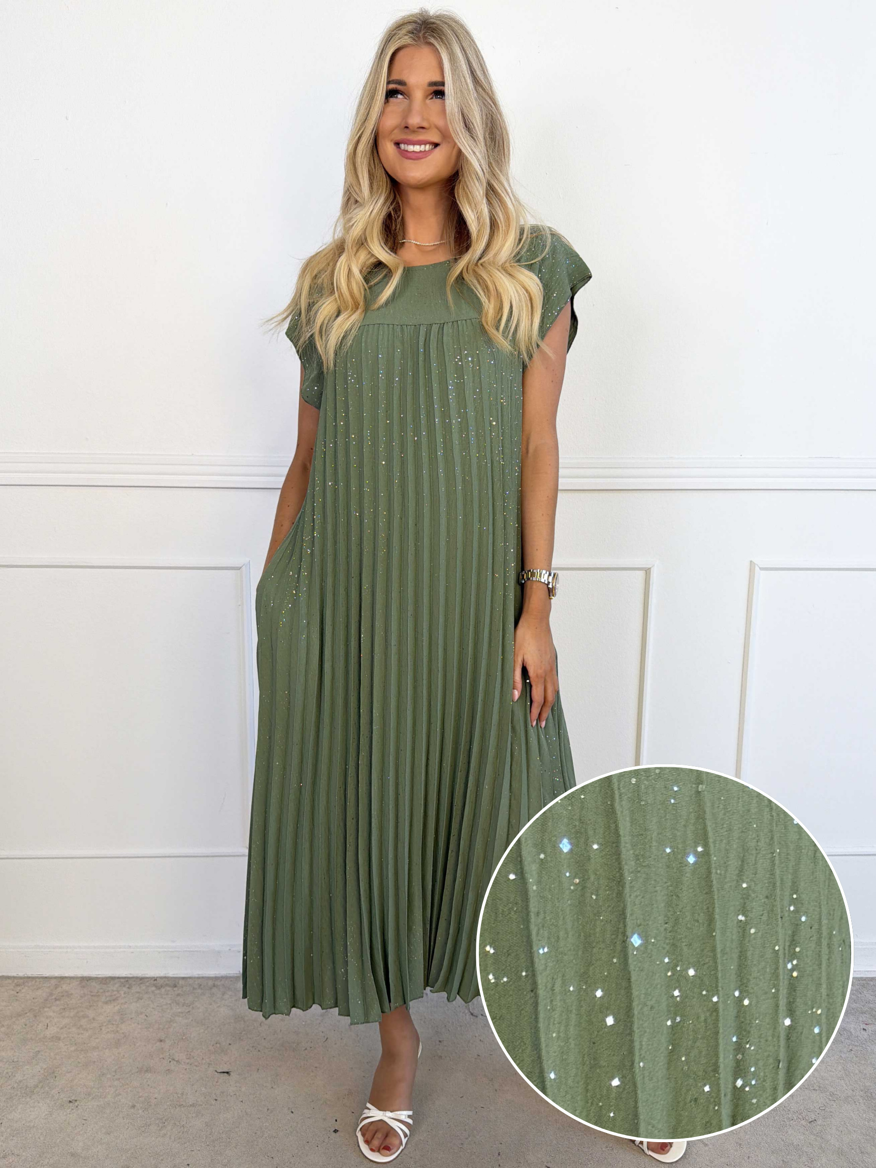 Nancy Glitter - Lang plus size kjole med plisseringer og lommer