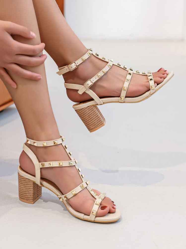 Andrea - Sød sandal med guld nitter og bred hæl