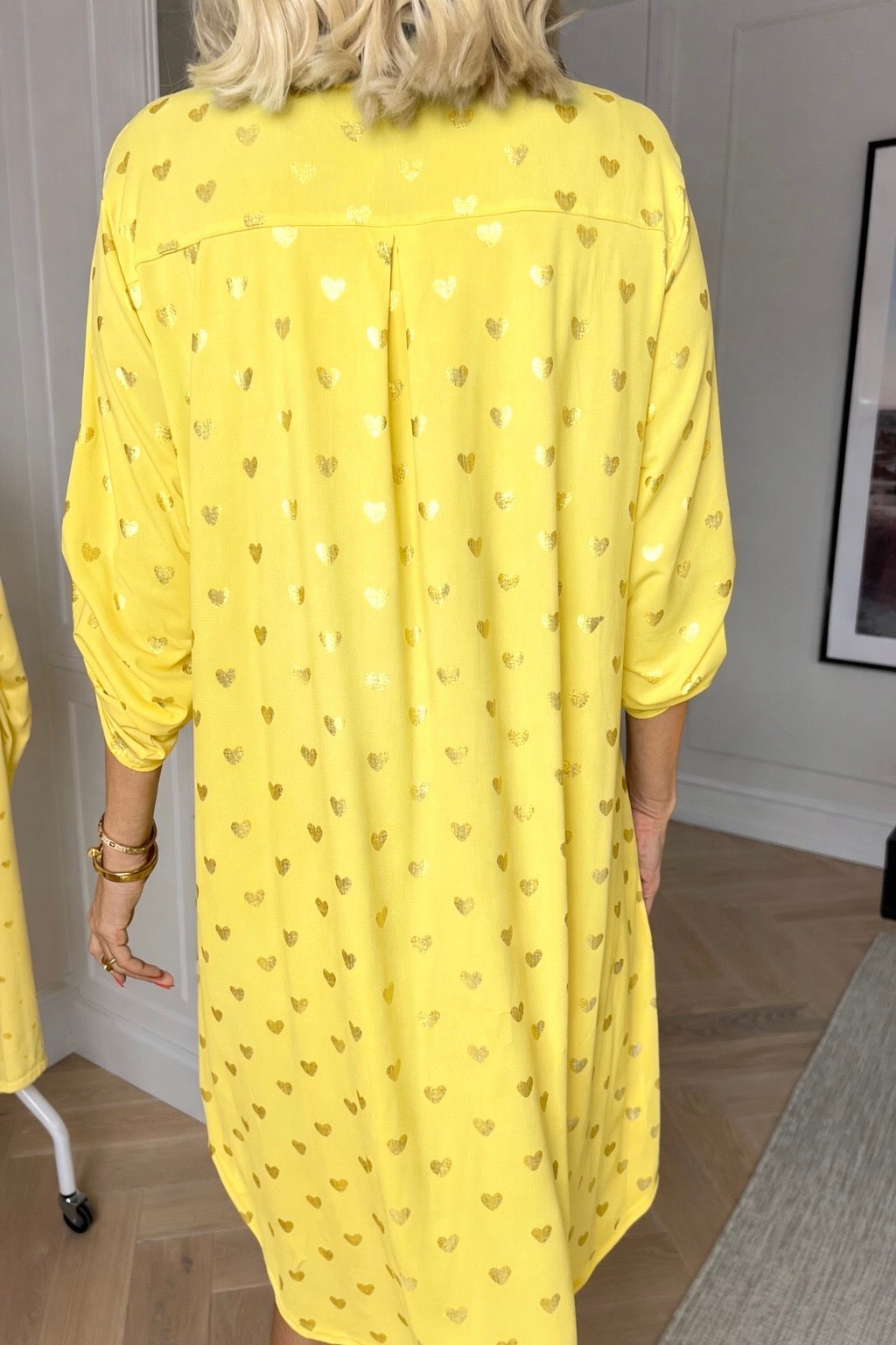 Ebba Gold Heart - Elastisk plus size kjole med guld hjerte detaljer