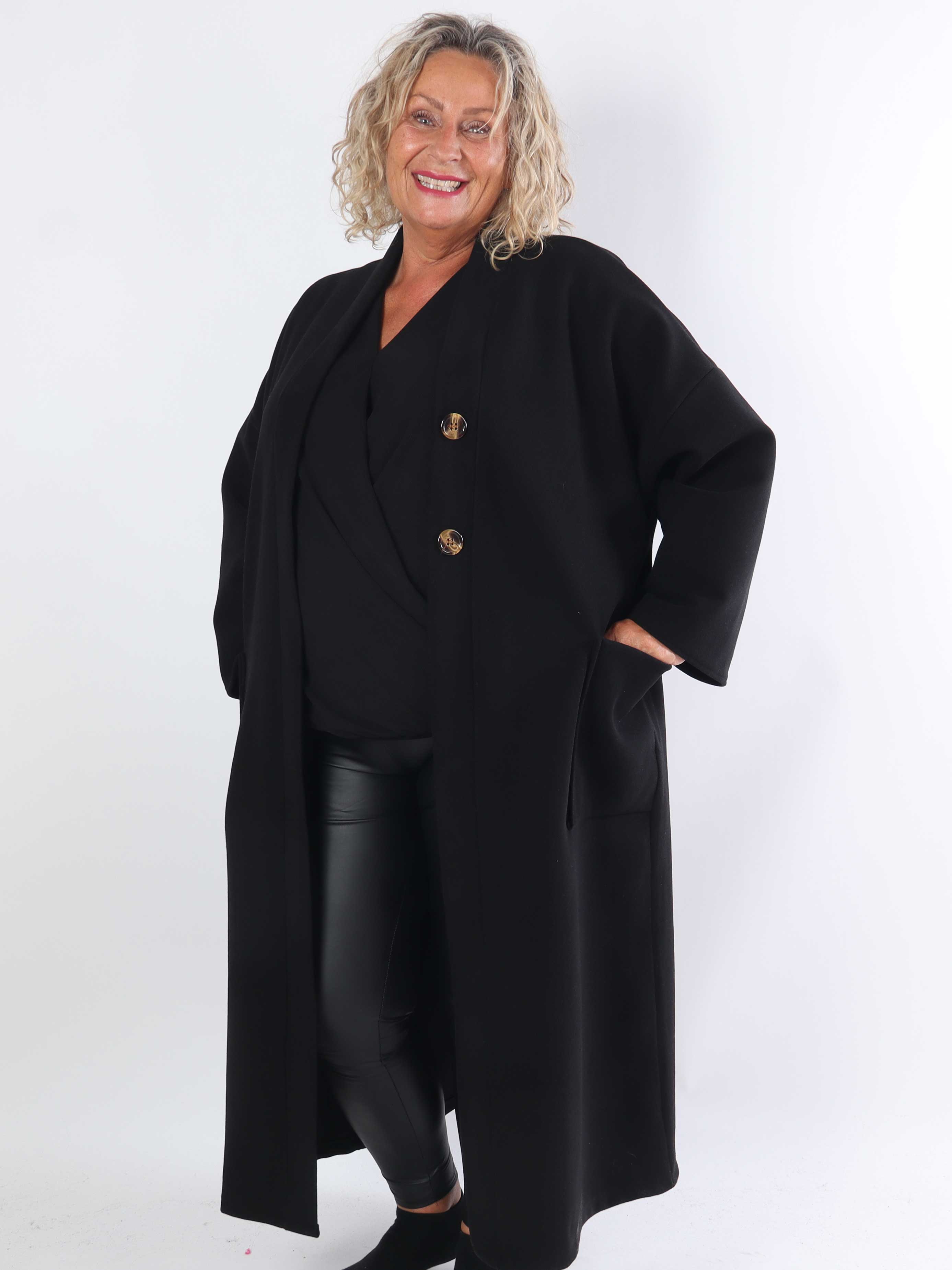 Abbelin - Lang plus size frakke med pynteknapper