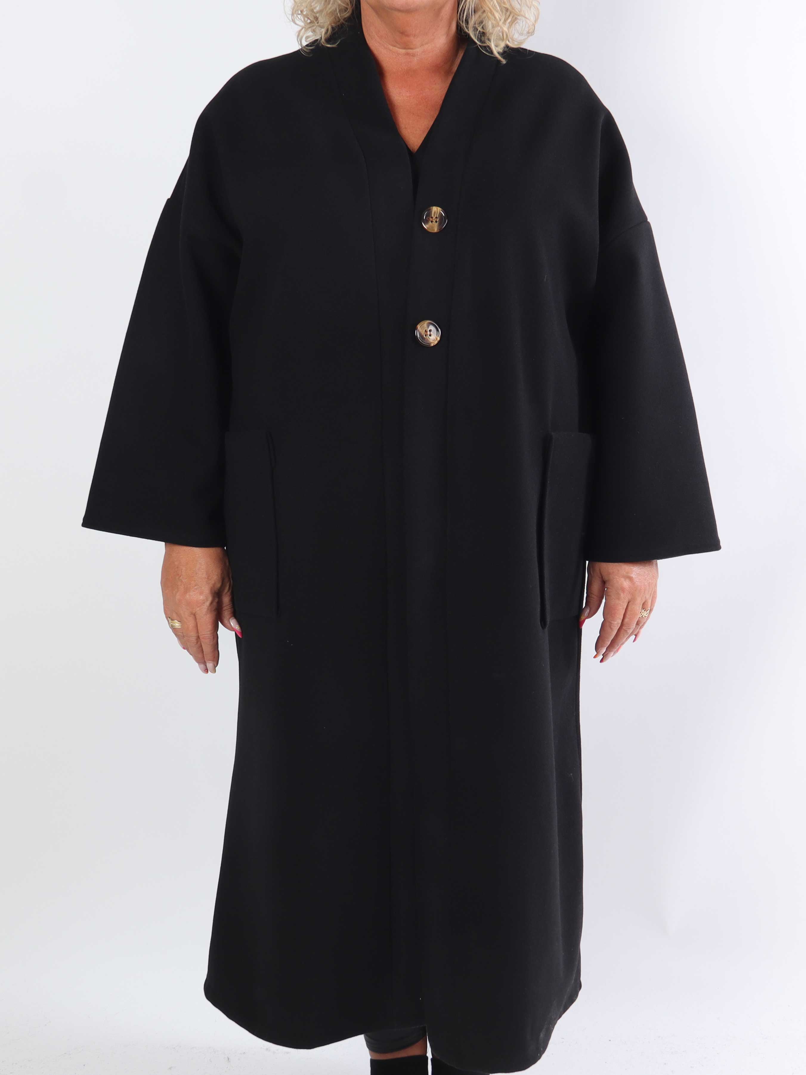 Abbelin - Lang plus size frakke med pynteknapper
