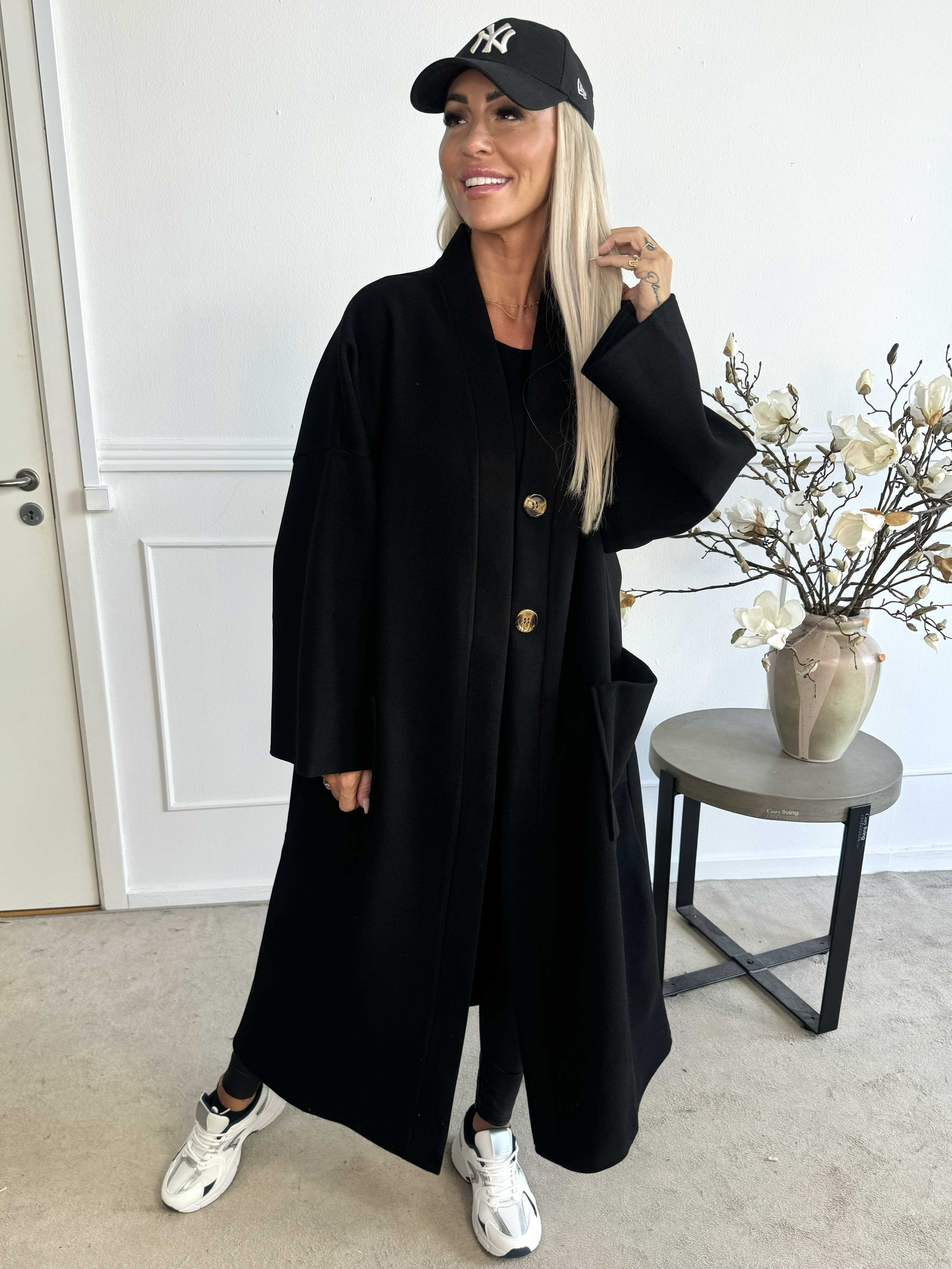 Abbelin - Lang oversized frakke med pynteknapper