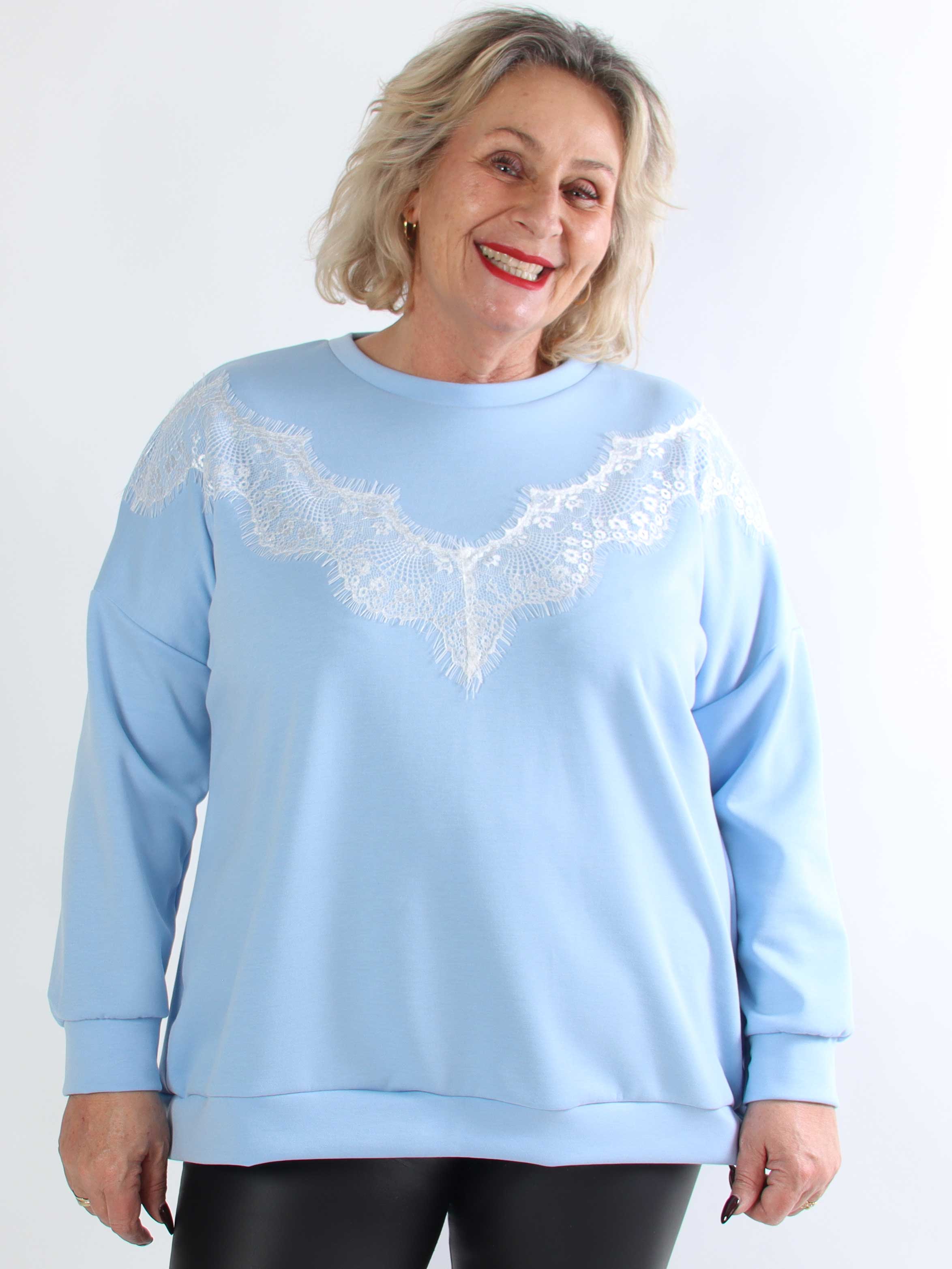 Abbelone - Plus size joggingbluse i viskose med blonde henover brystet