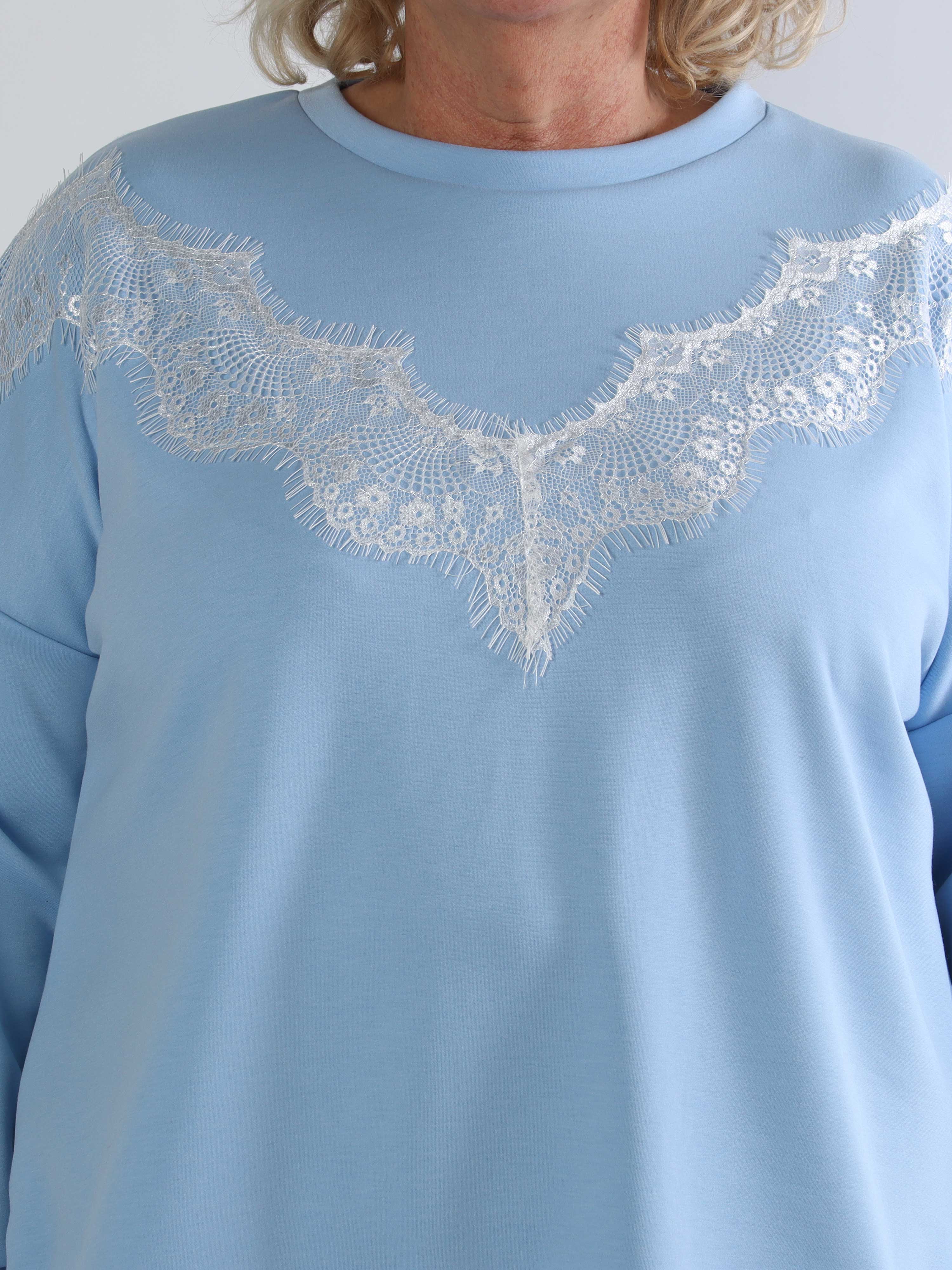 Abbelone - Plus size joggingbluse i viskose med blonde henover brystet