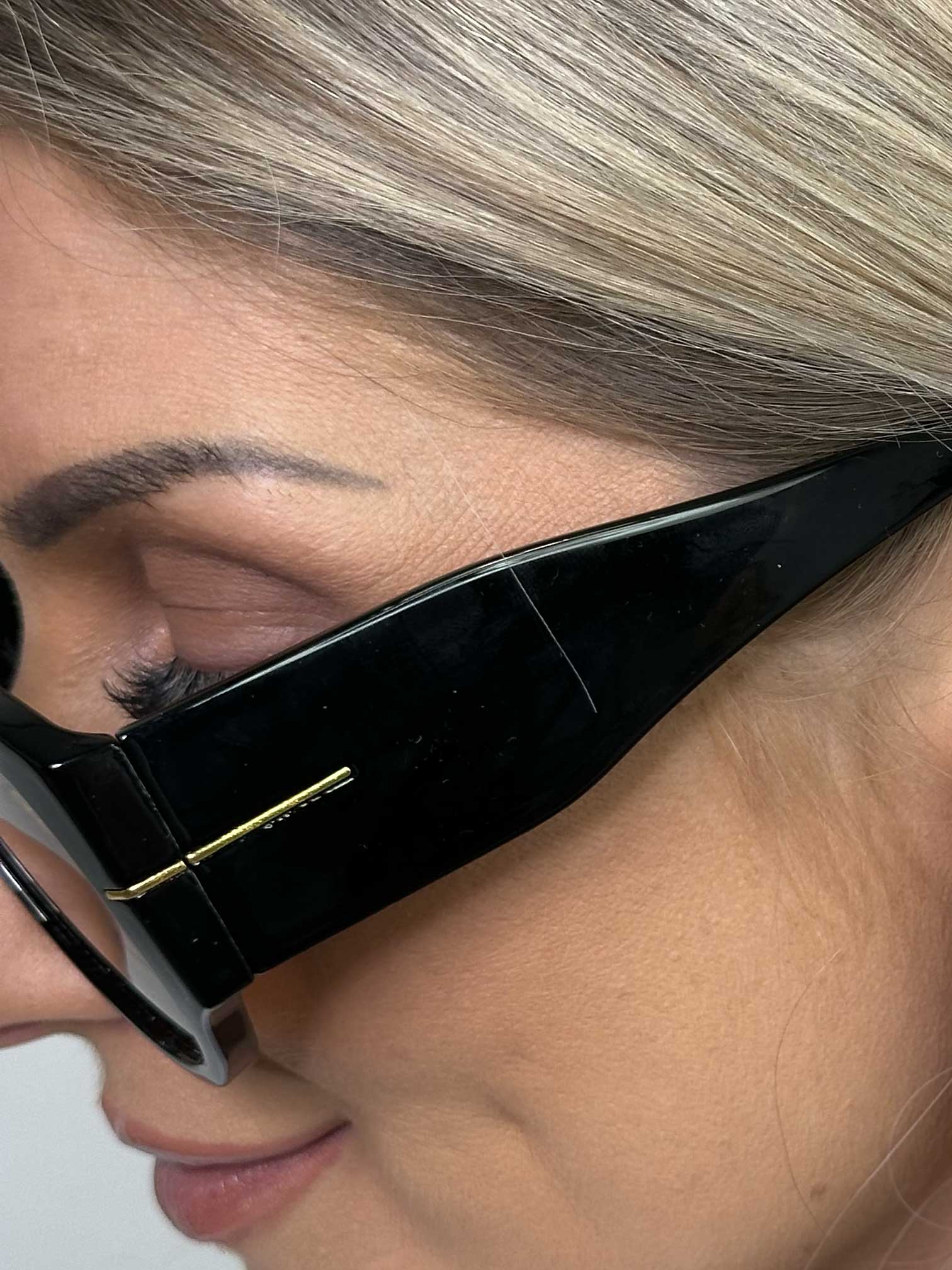 Abigail - Solbriller med bredt stel og farvet glas