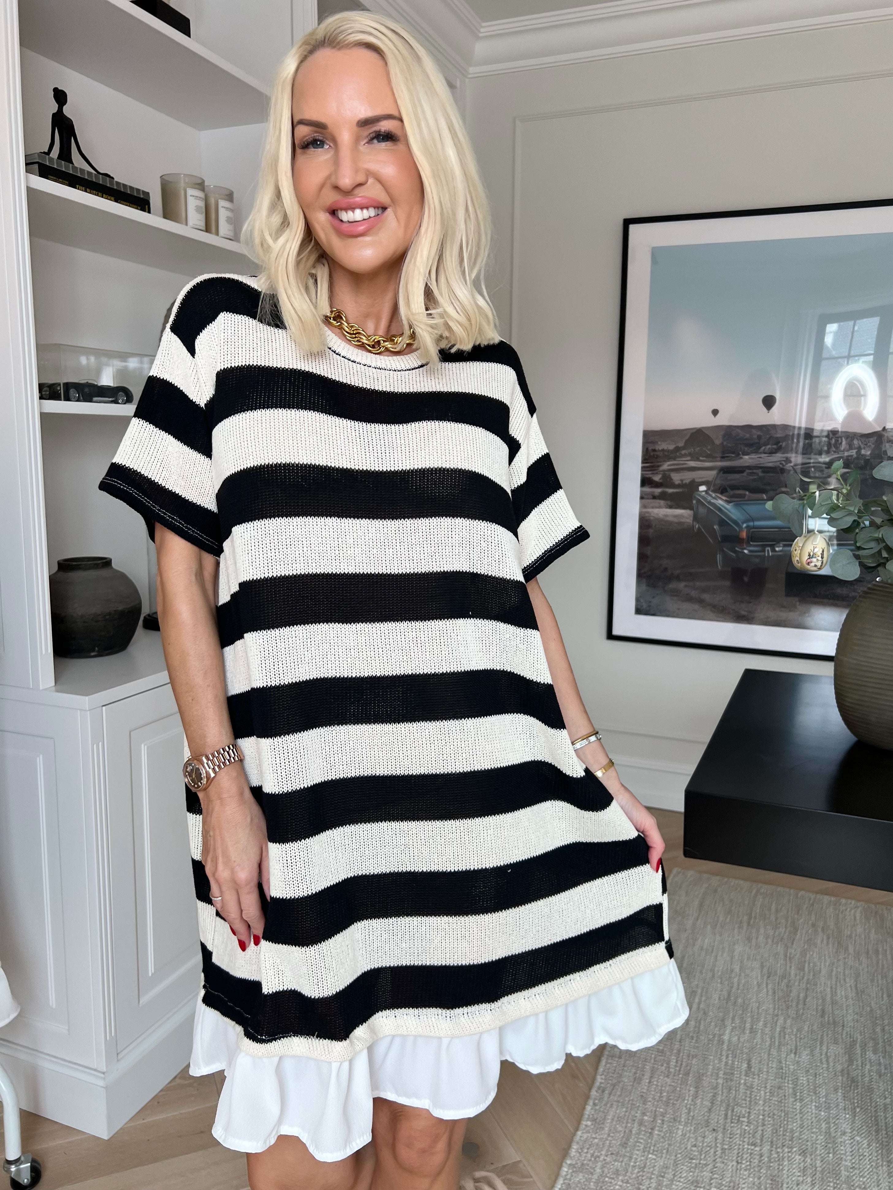 Abigal - Oversized stribet strikkjole i bomuld med korte ærmer og flæsekant forneden