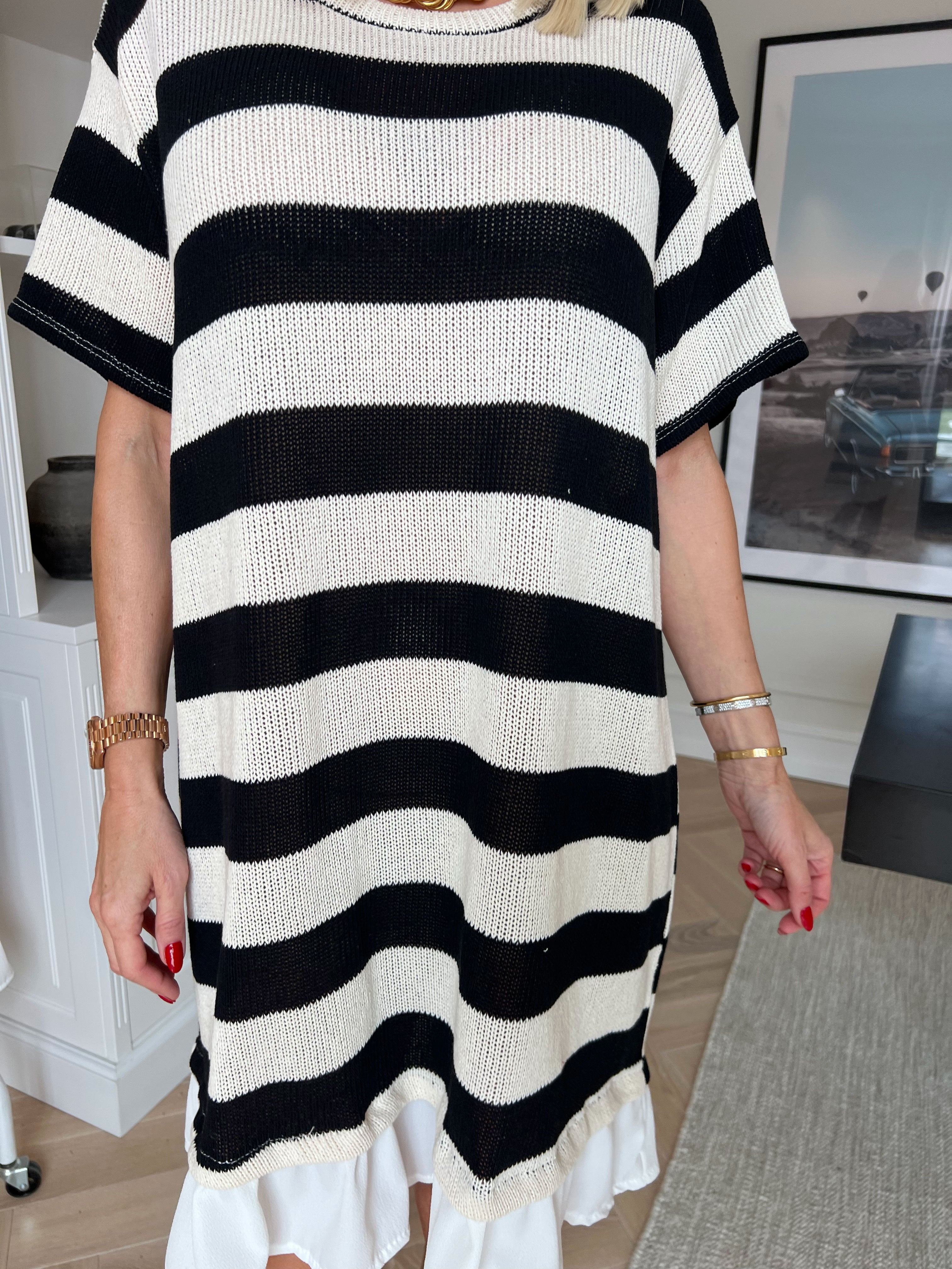 Abigal - Oversized stribet strikkjole i bomuld med korte ærmer og flæsekant forneden