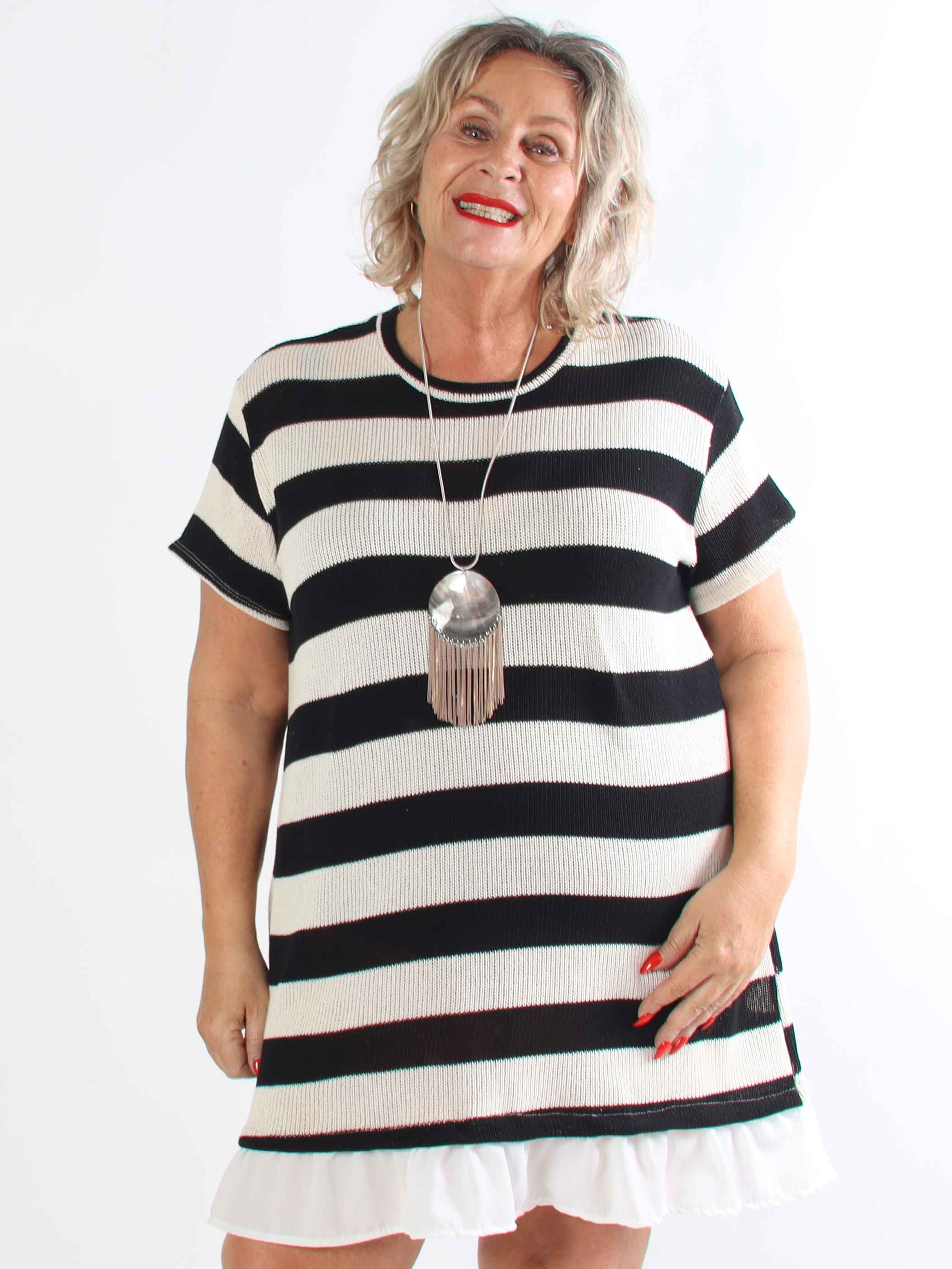 Abigal - Plus size stribet strikkjole i bomuld med korte ærmer og flæsekant forneden