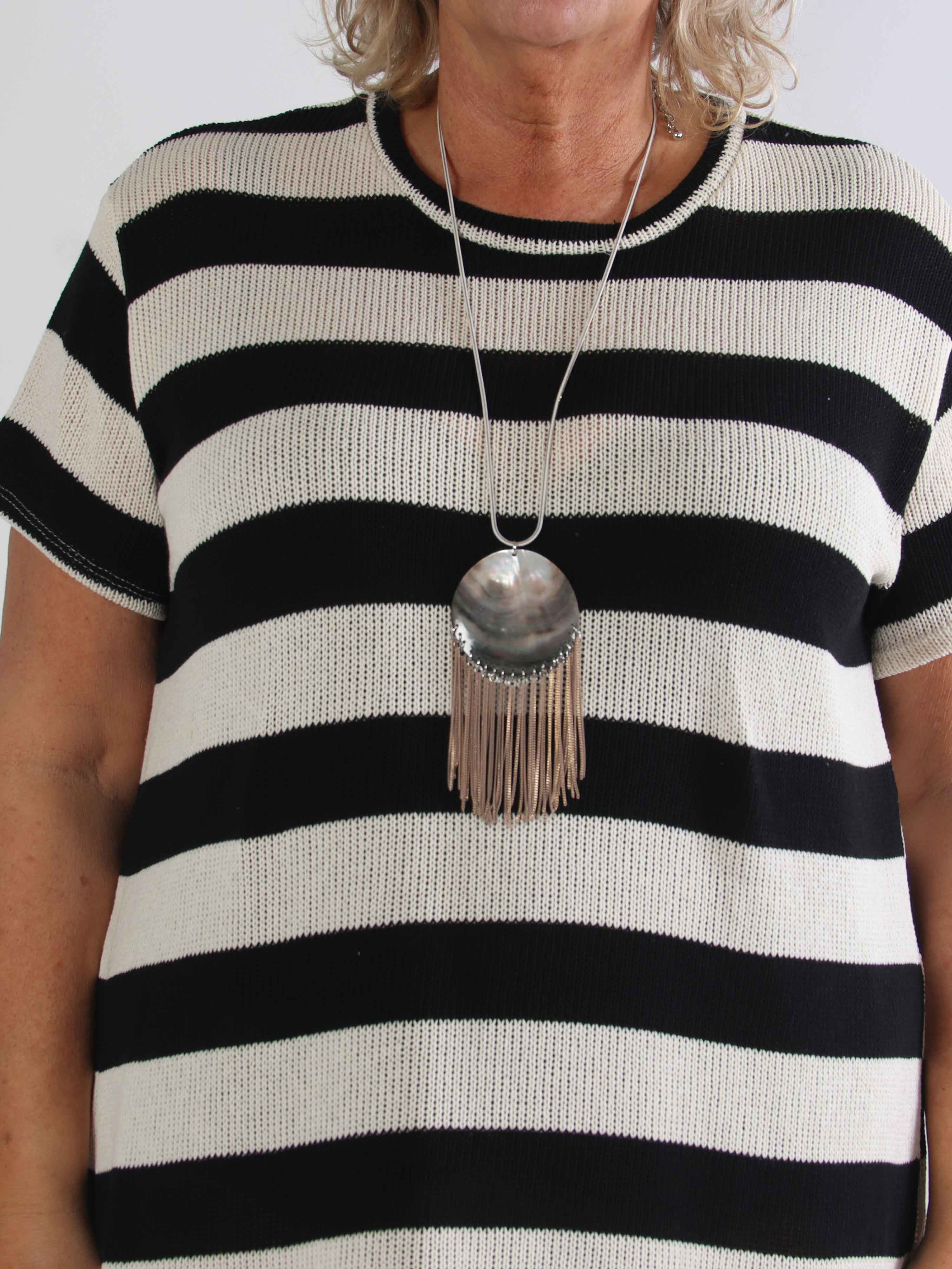 Abigal - Plus size stribet strikkjole i bomuld med korte ærmer og flæsekant forneden