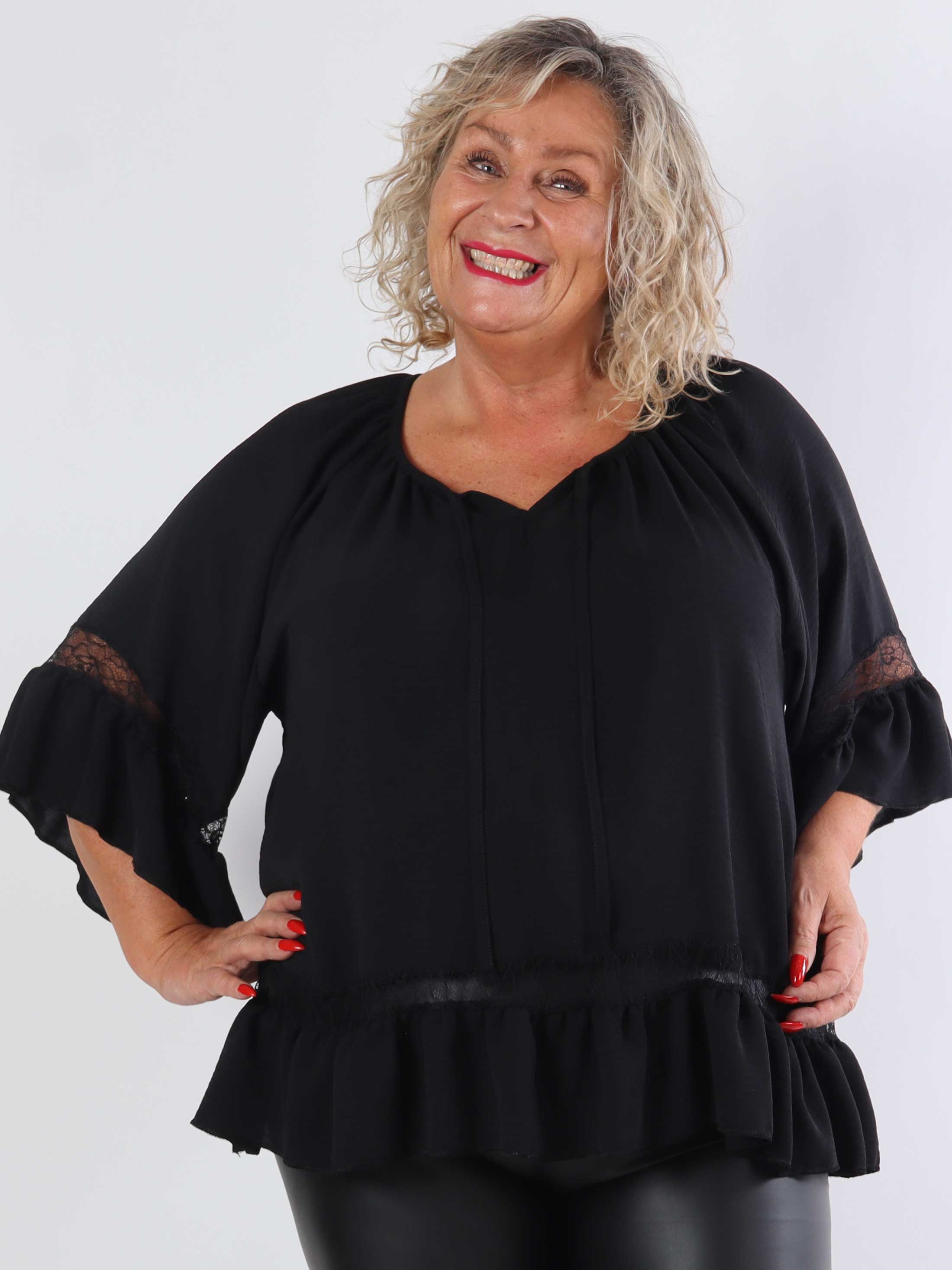 Achilla - Plus size tunika med blondekanter og flæser