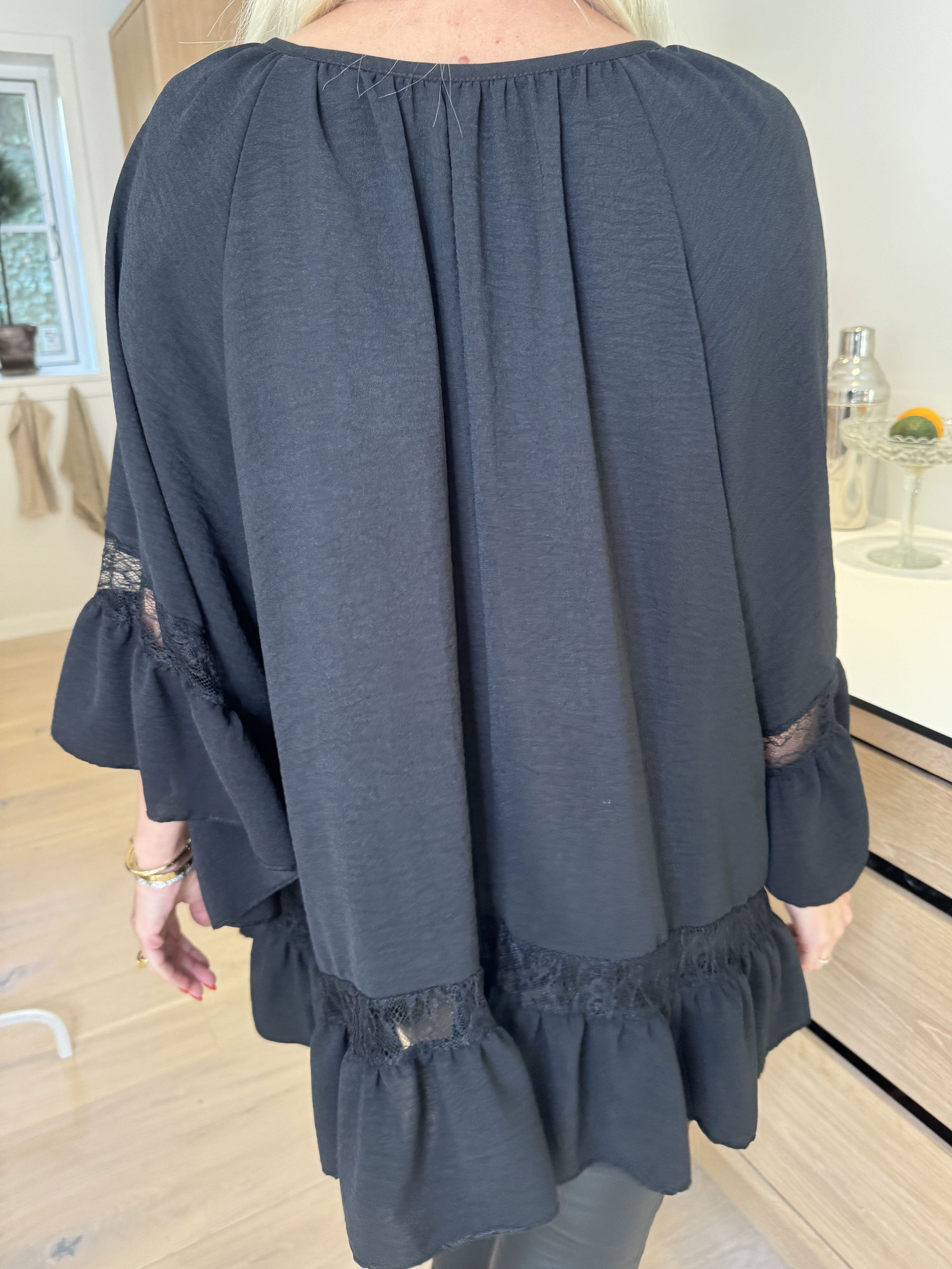 Achilla - Tunika med blondekanter og flæser