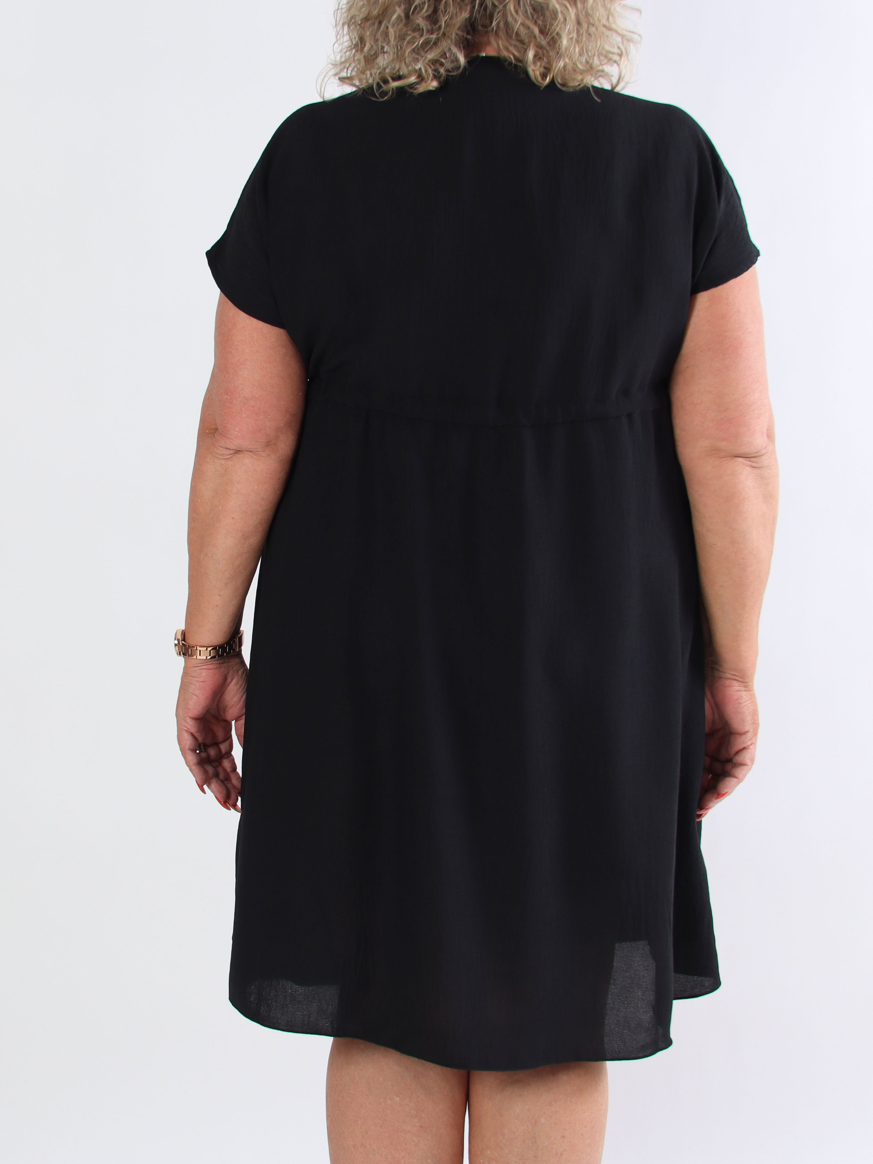 Ada - Sød plus size kjole med vogue henover brystet