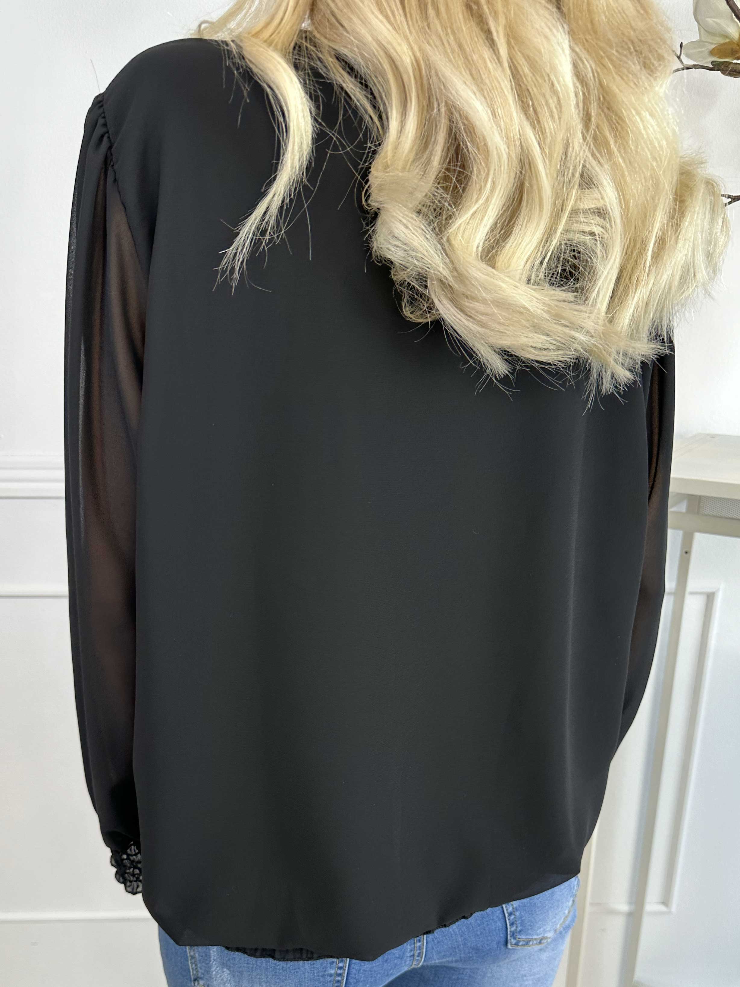 Addison - Tunika i chiffon med detaljer i udskæringen