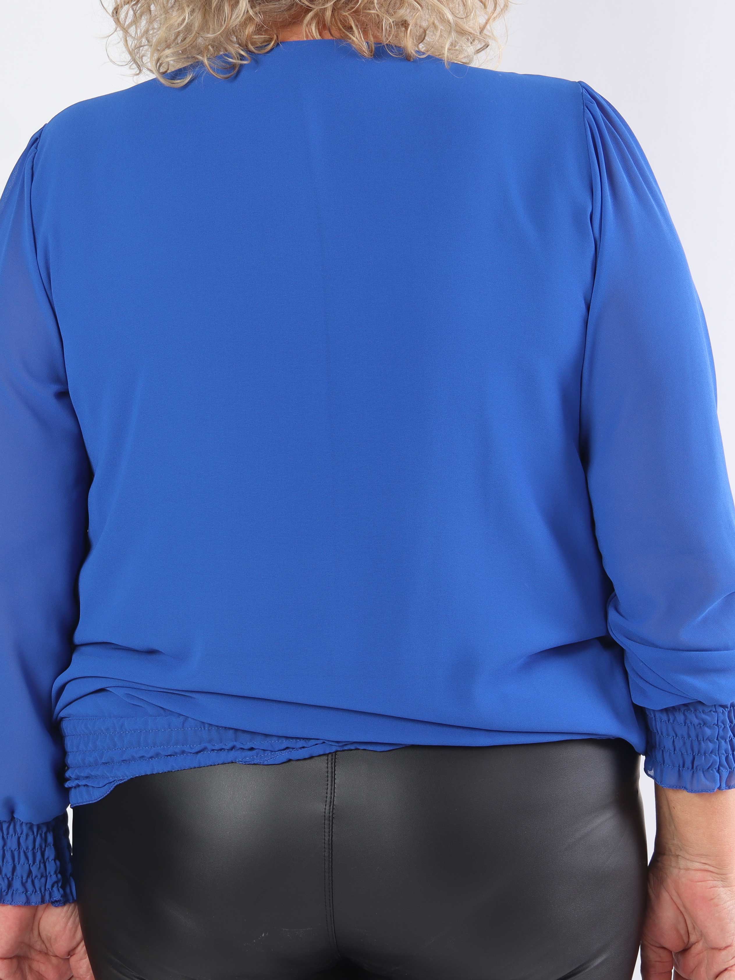 Addison - Plus size tunika i chiffon med detaljer i udskæringen