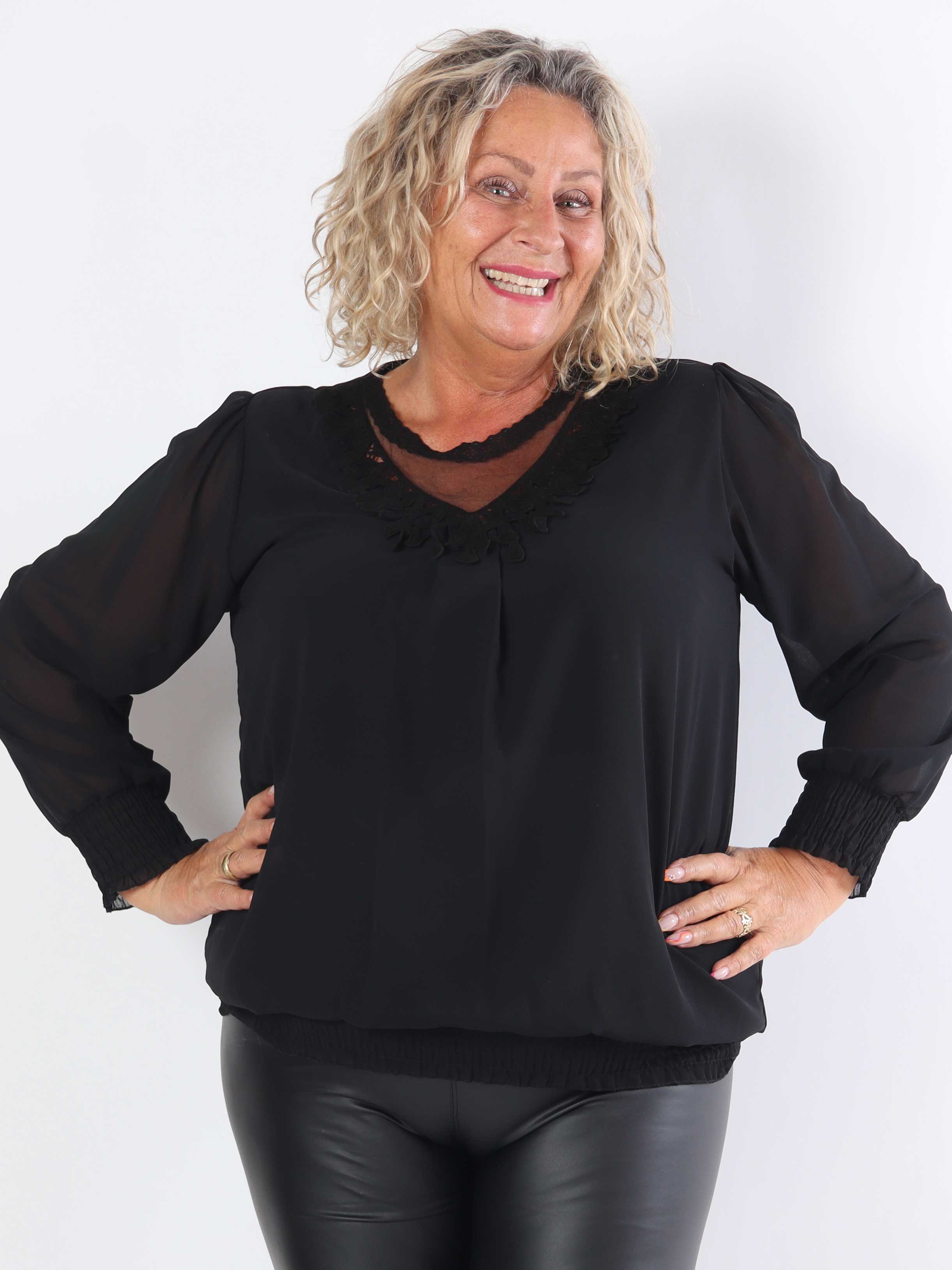 Addison - Plus size tunika i chiffon med detaljer i udskæringen