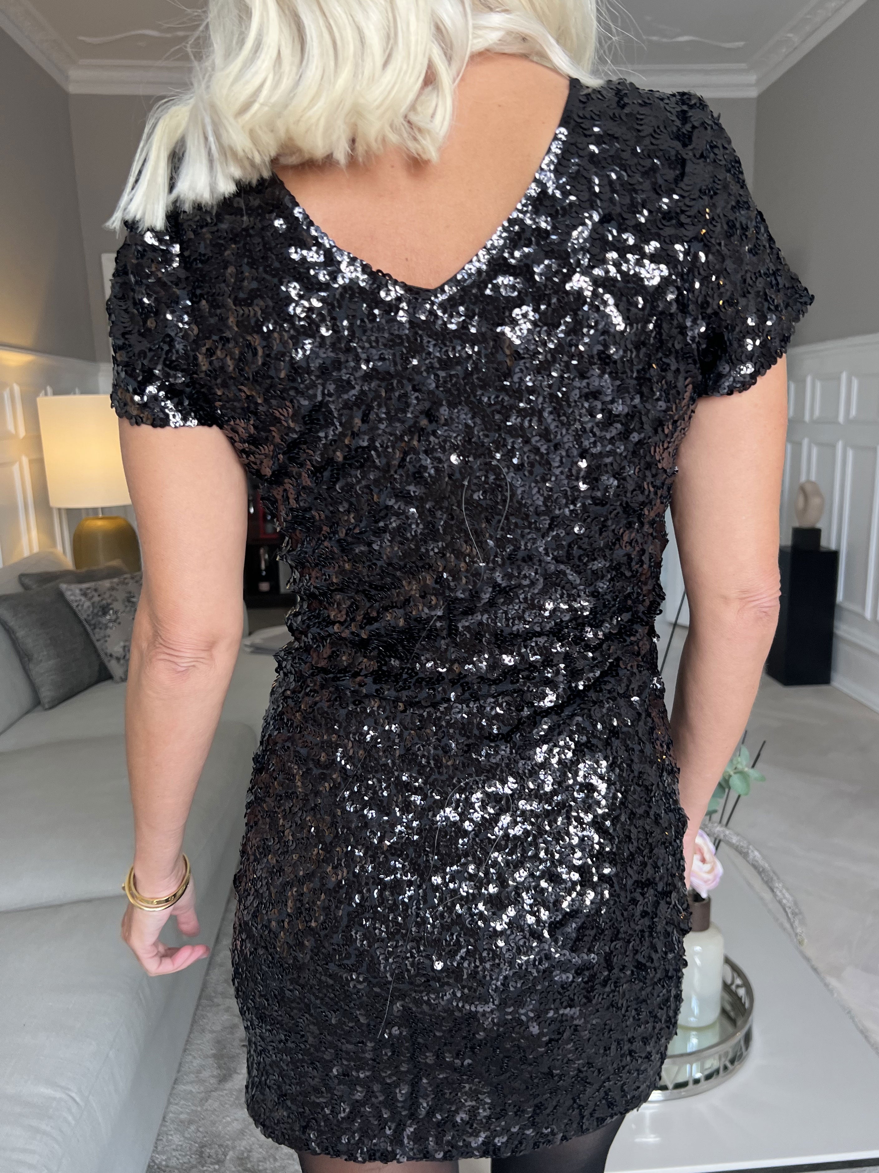 Adelina - Tætsiddende t-shirt kjole med pailletter