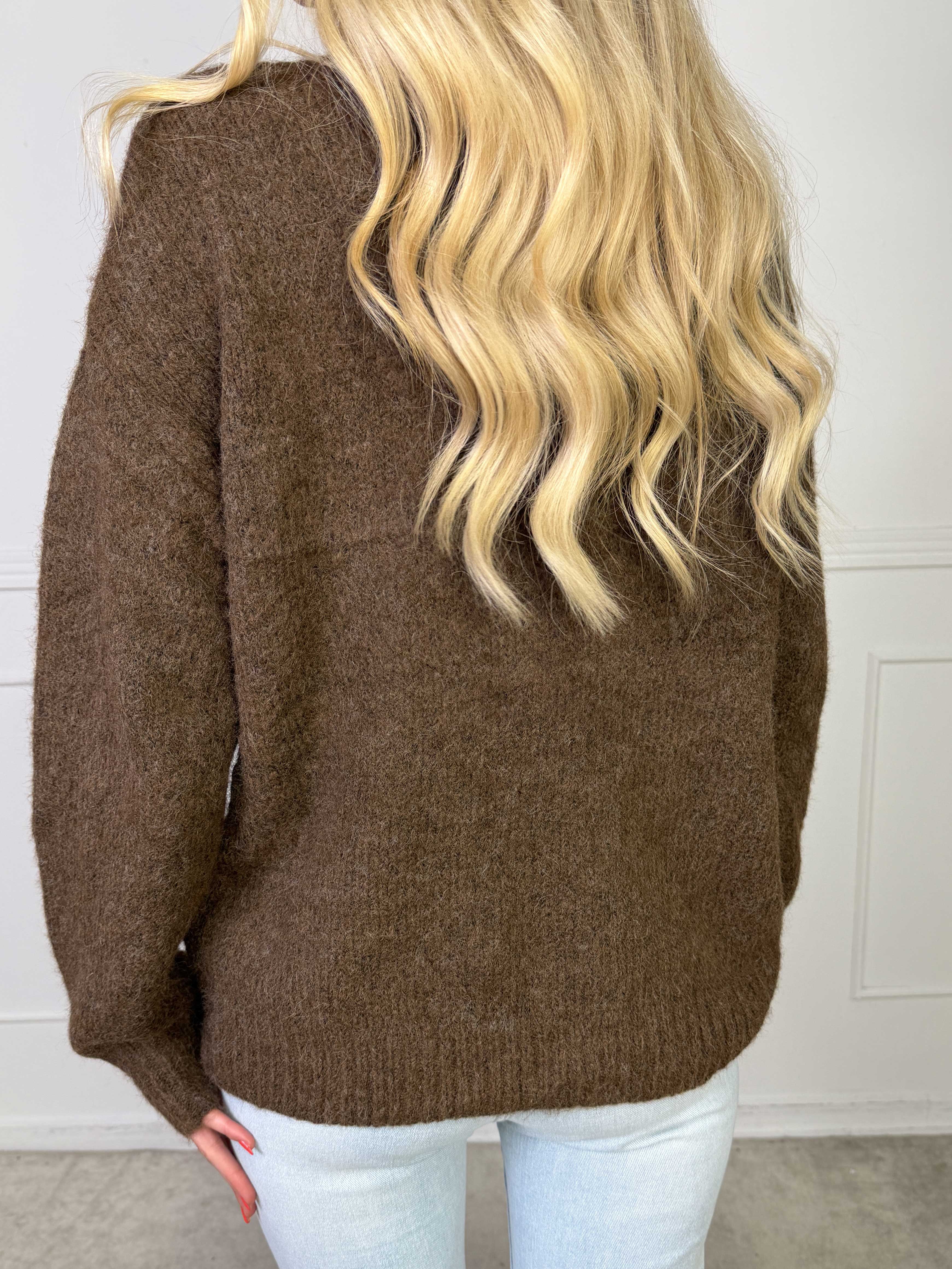 Adira - Blød strik med grafisk logo