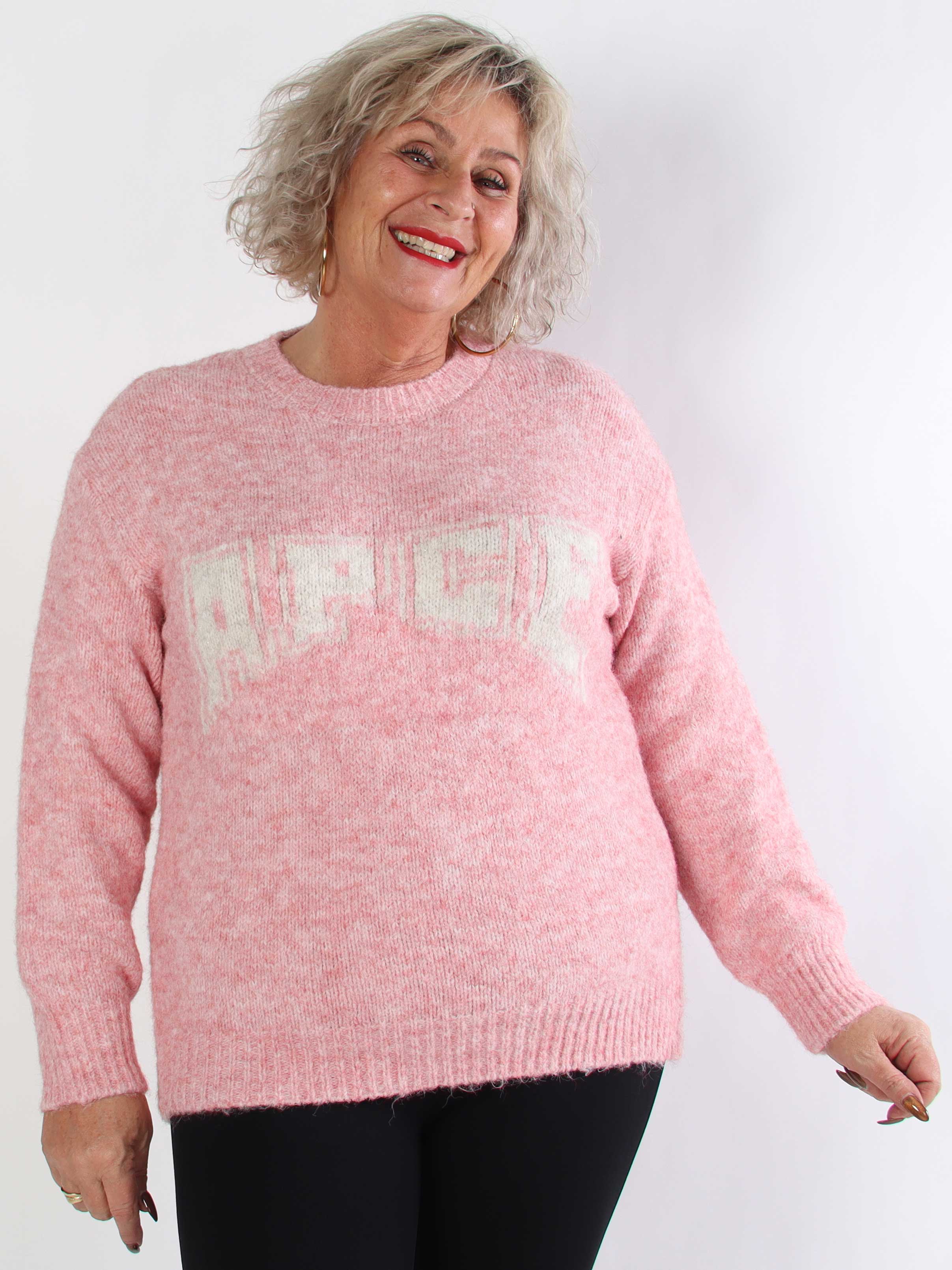 Adira - Blød plus size strik med grafisk logo