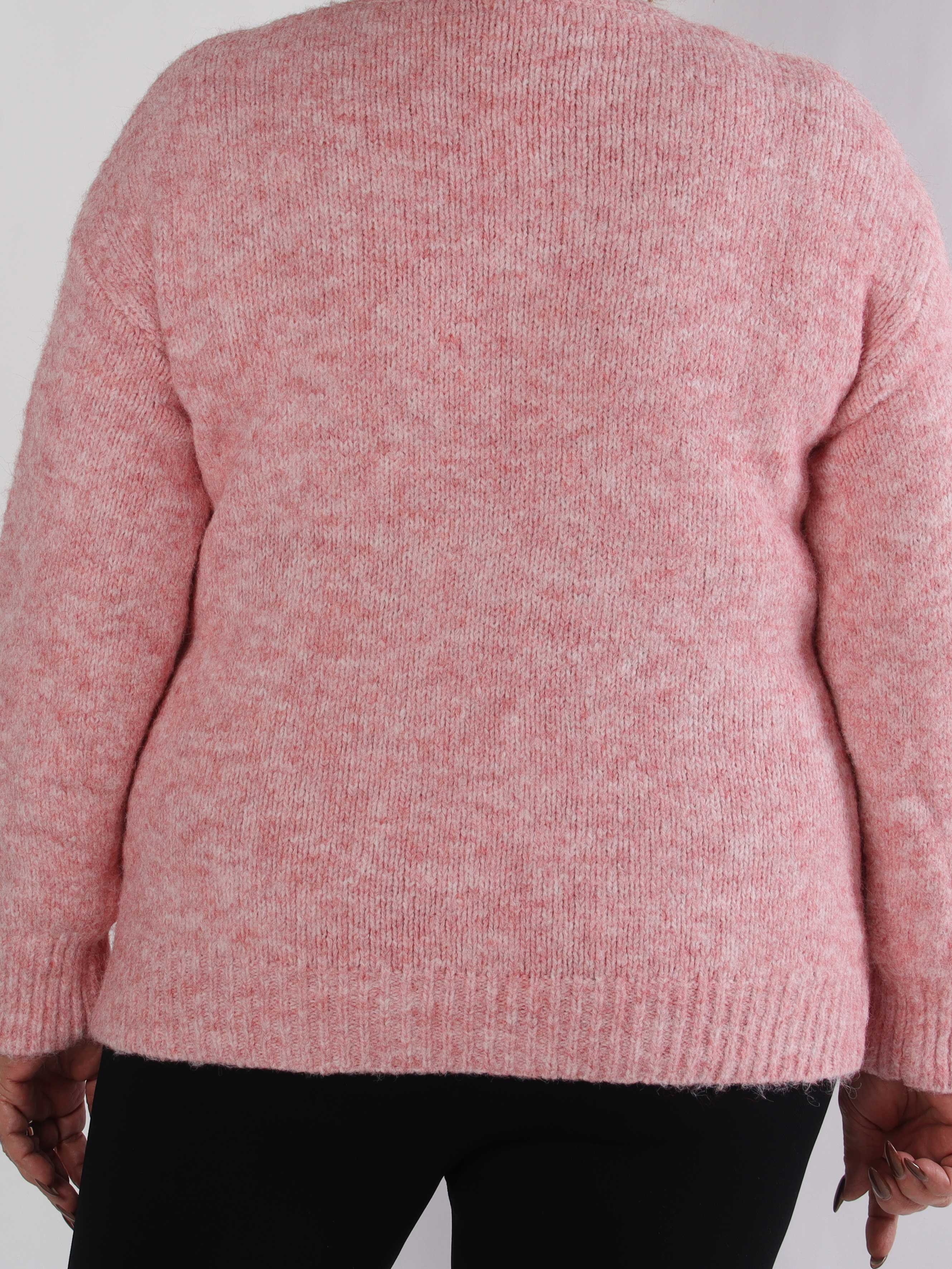 Adira - Blød plus size strik med grafisk logo