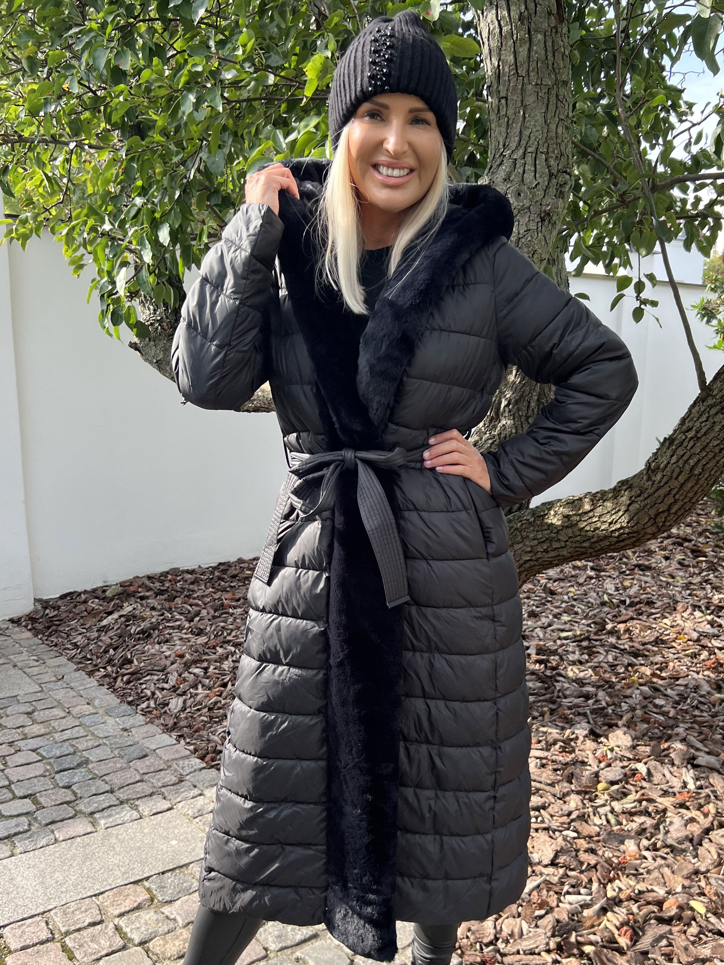 Adriana - Lang sort dynejakke med faux fur kant