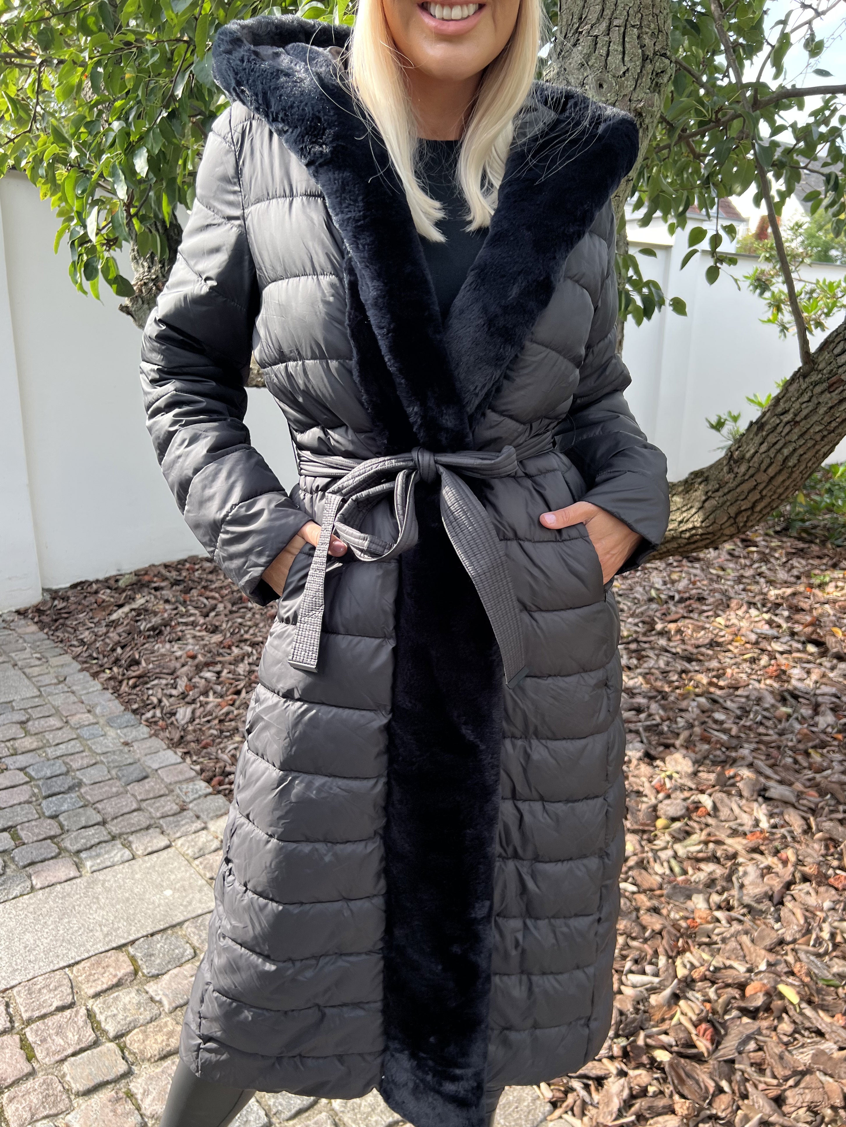 Adriana - Lang sort dynejakke med faux fur kant