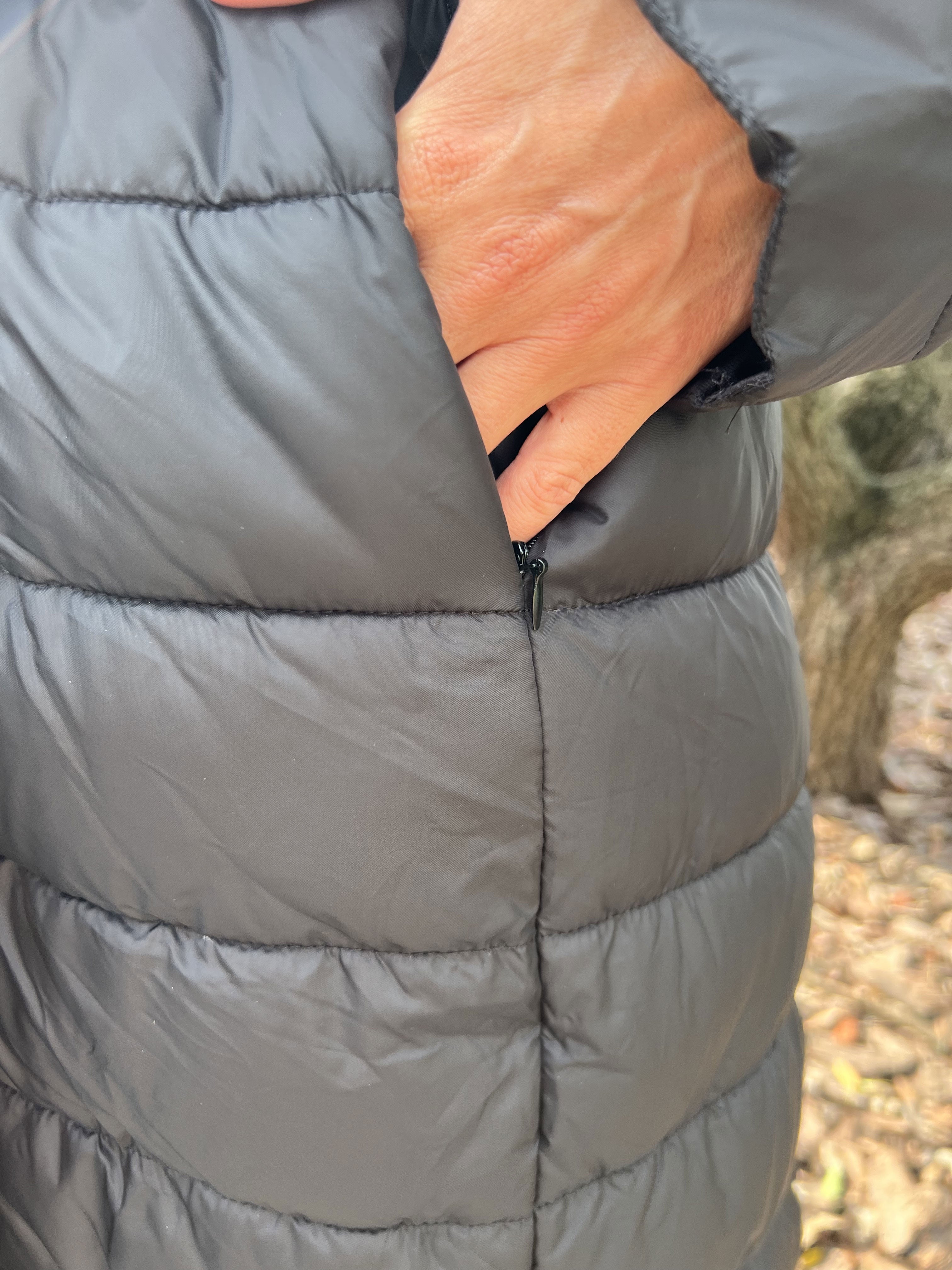 Adriana - Lang sort dynejakke med faux fur kant