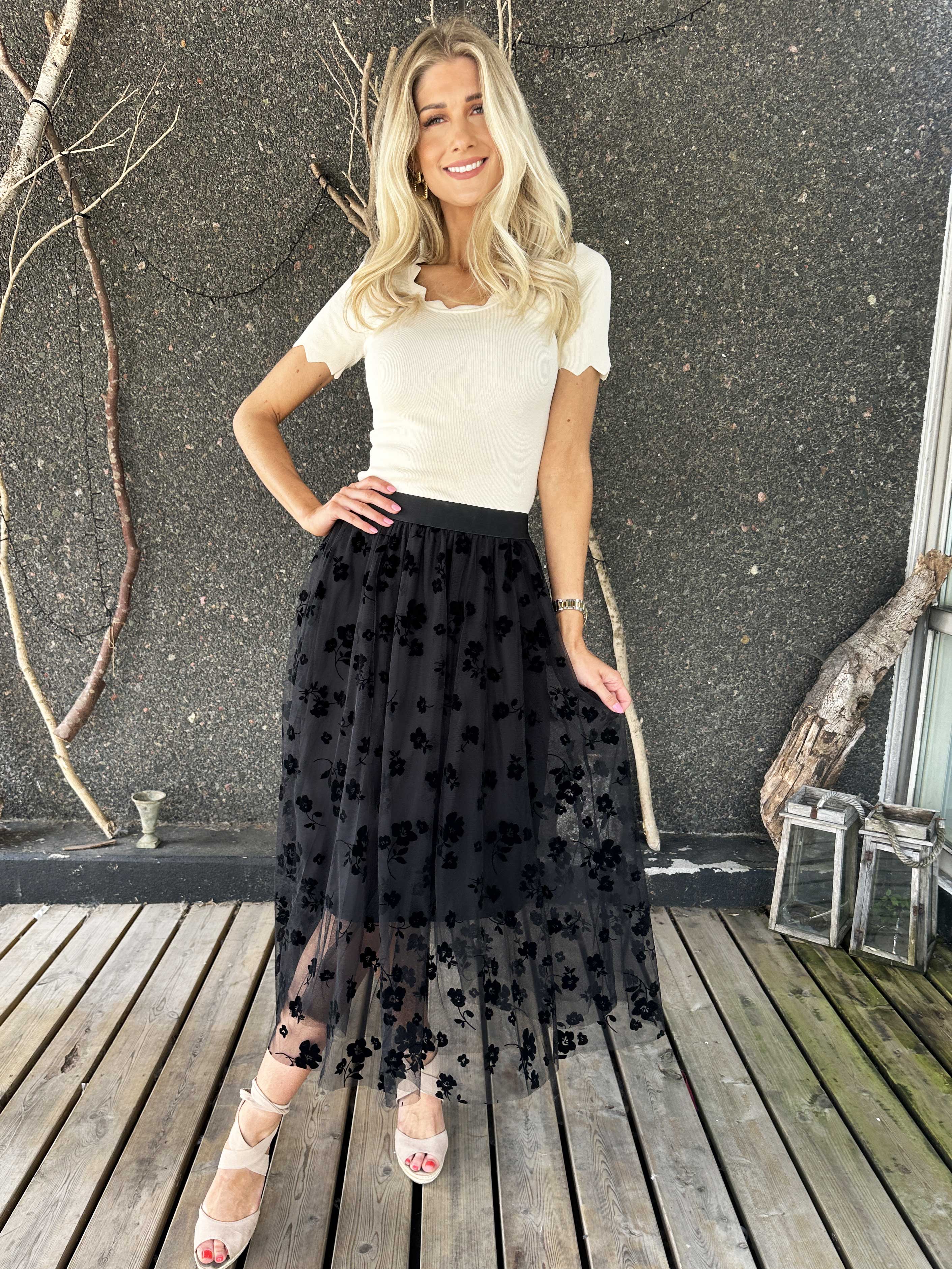 Aella - Lang nederdel med blomstret tyl