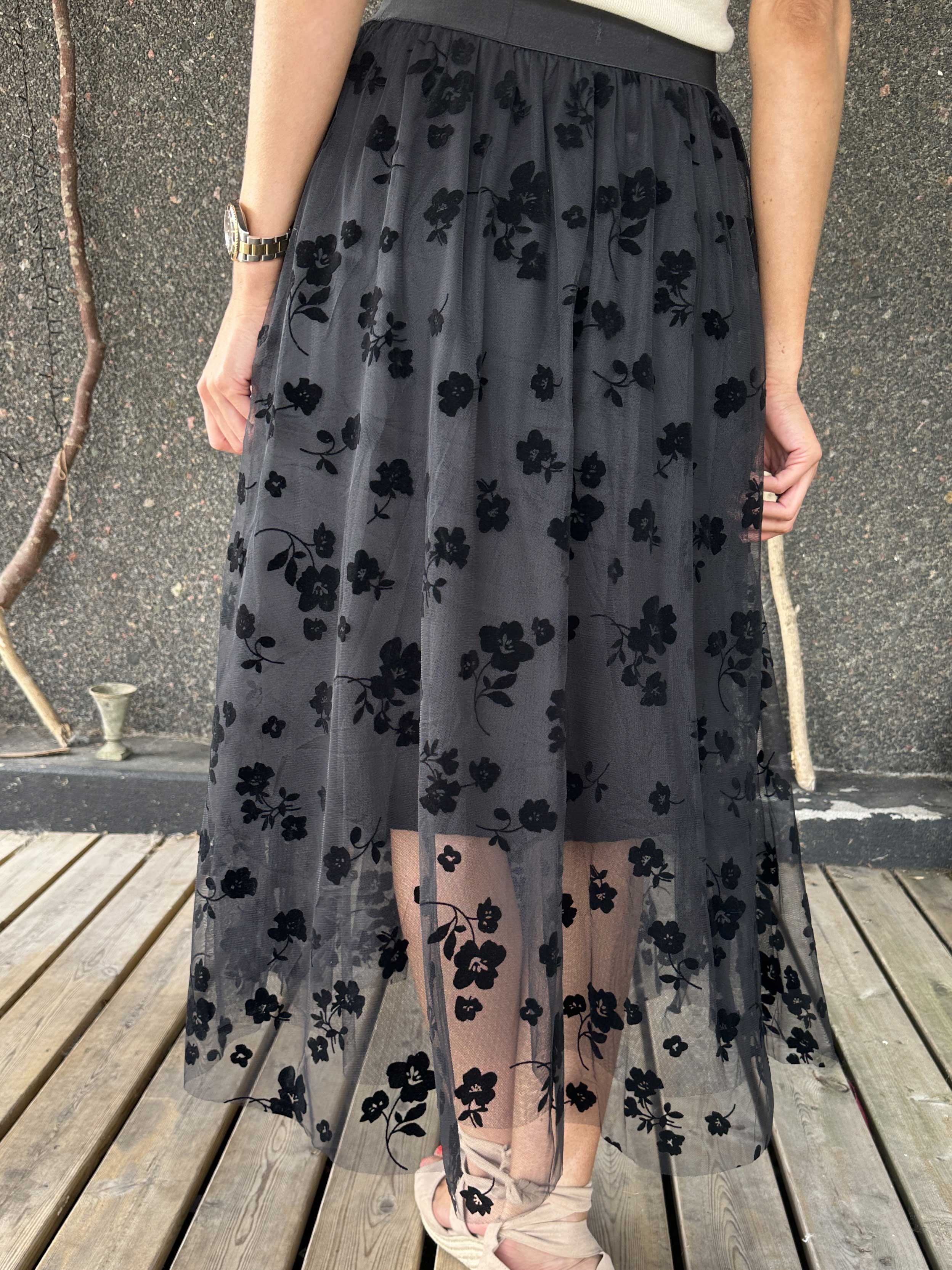 Aella - Lang nederdel med blomstret tyl