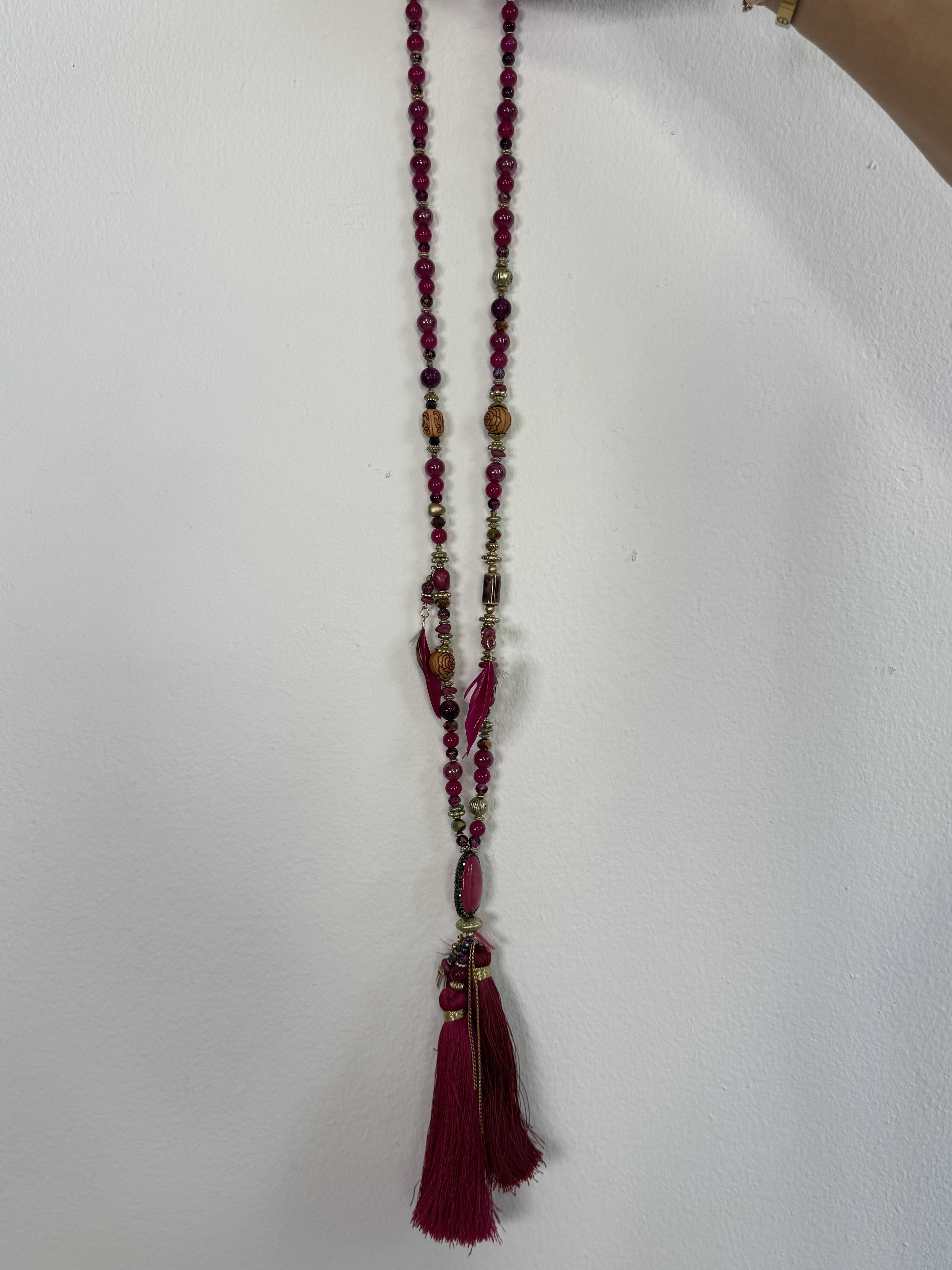 Afia - Perlekæde med fjer og kvast